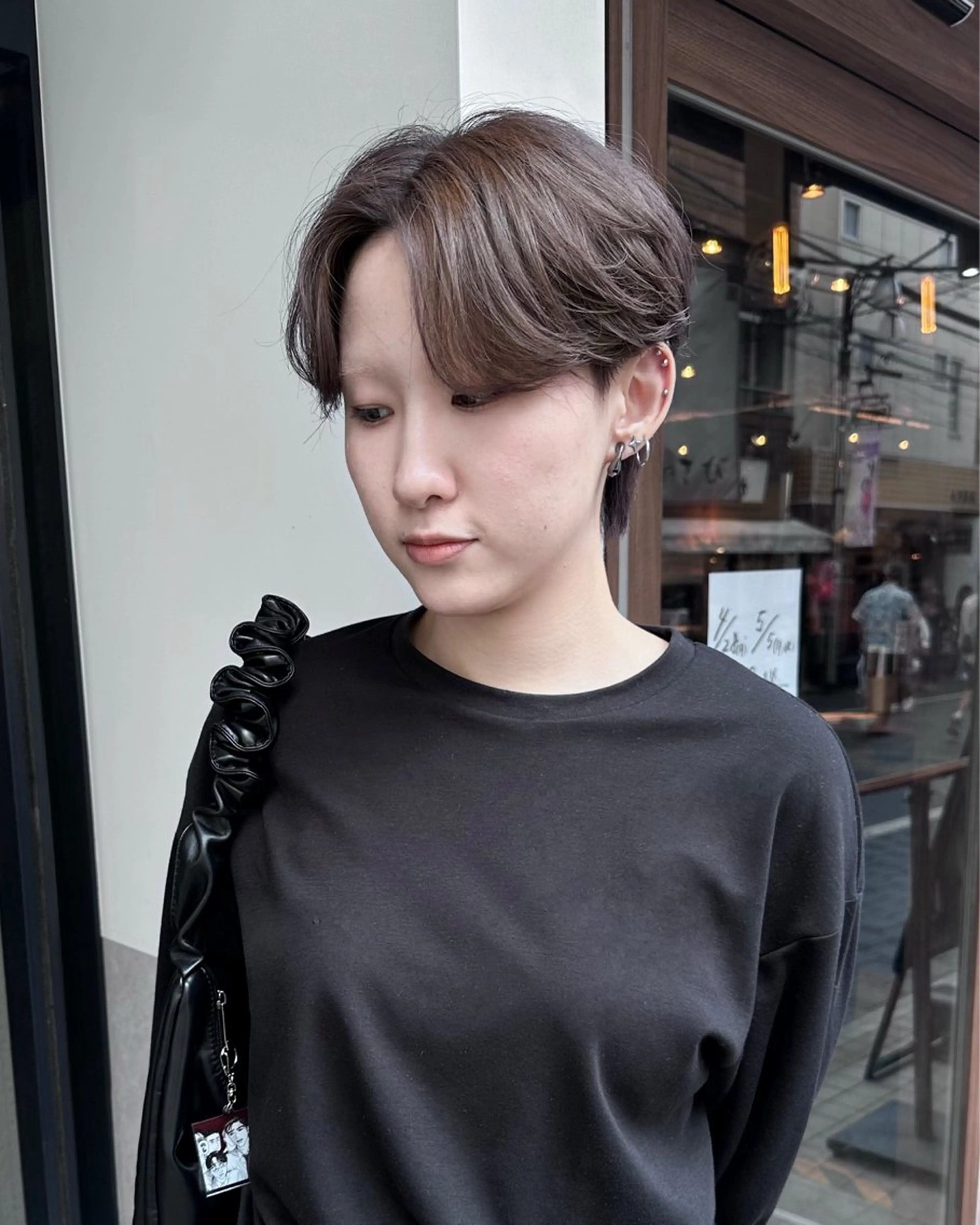 ショート カラー メンズ 切りっぱなしボブ メンズブリーチ センターパート メンズハイライト メンズハイトーン カット ヘアカラー HARUKI🏔️/ メンズ/透けブラウンのヘアスタイル