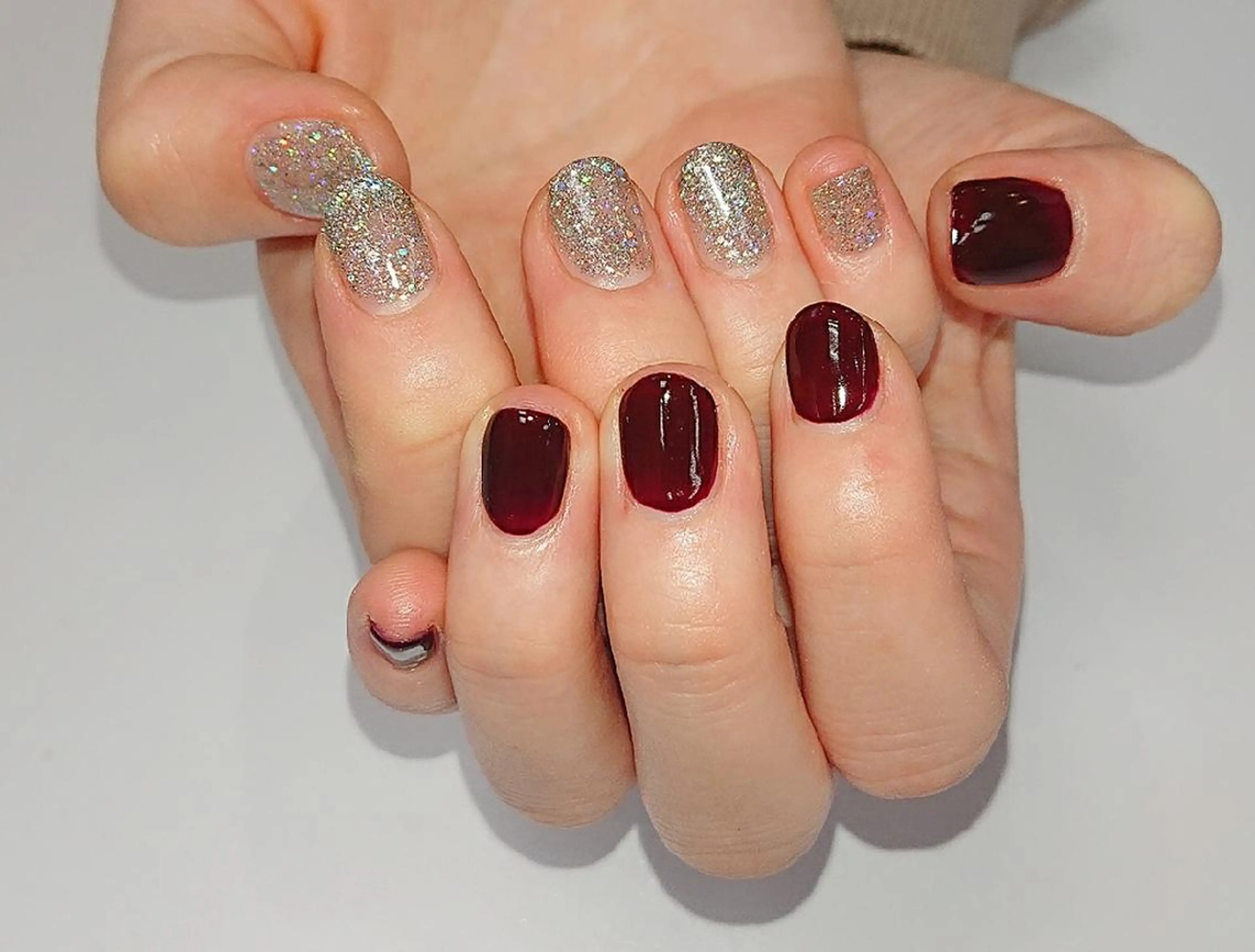 ネイル ボルドー ラメ(グリッター) シルバー 🍒当日もOK🍒 𝑳𝑼𝑵𝑨花井のネイルデザイン
