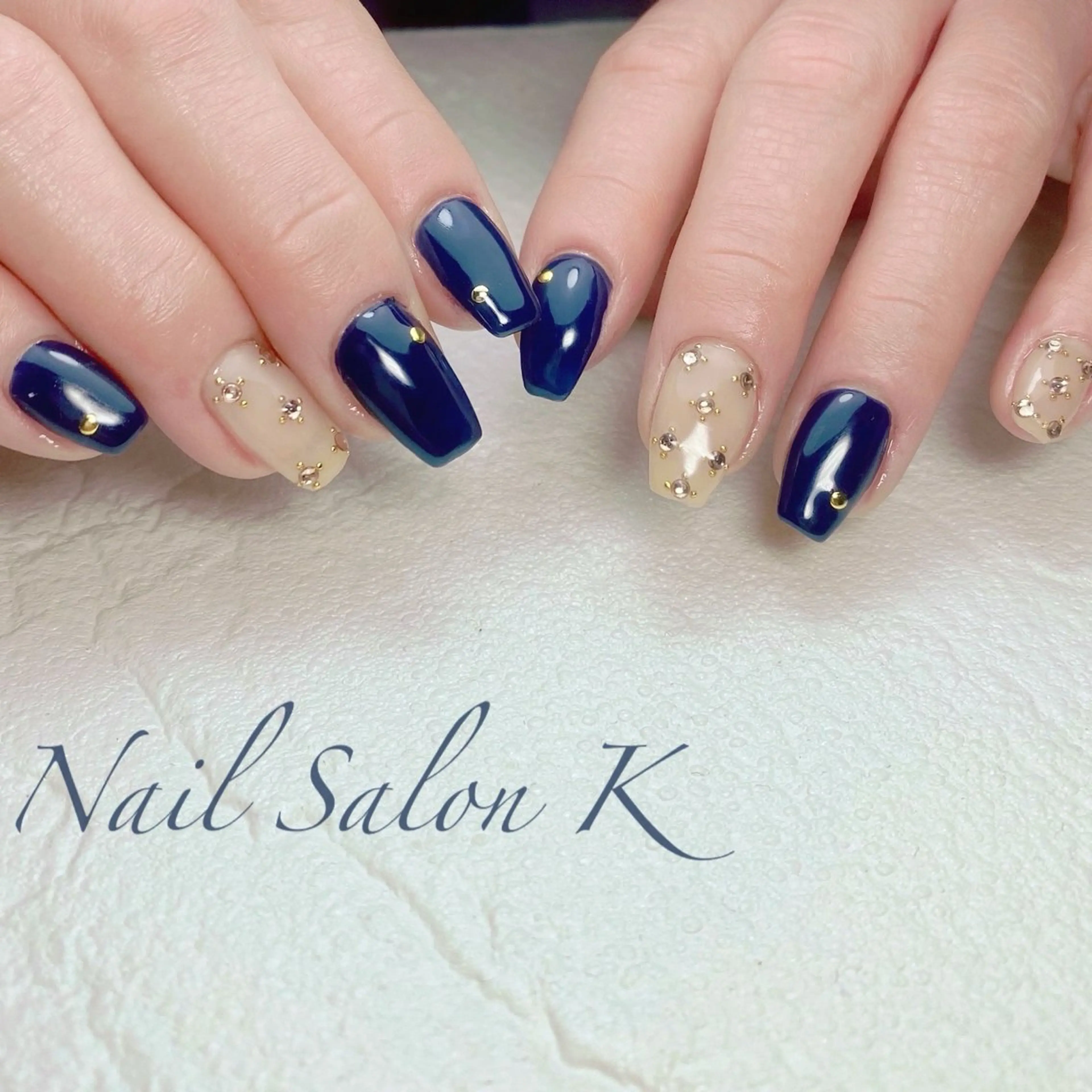 ネイル ドット ネイビー ワンカラーネイル ストーンネイル ハンドネイル Nail Salon K 🧸美爪育成のネイルデザイン