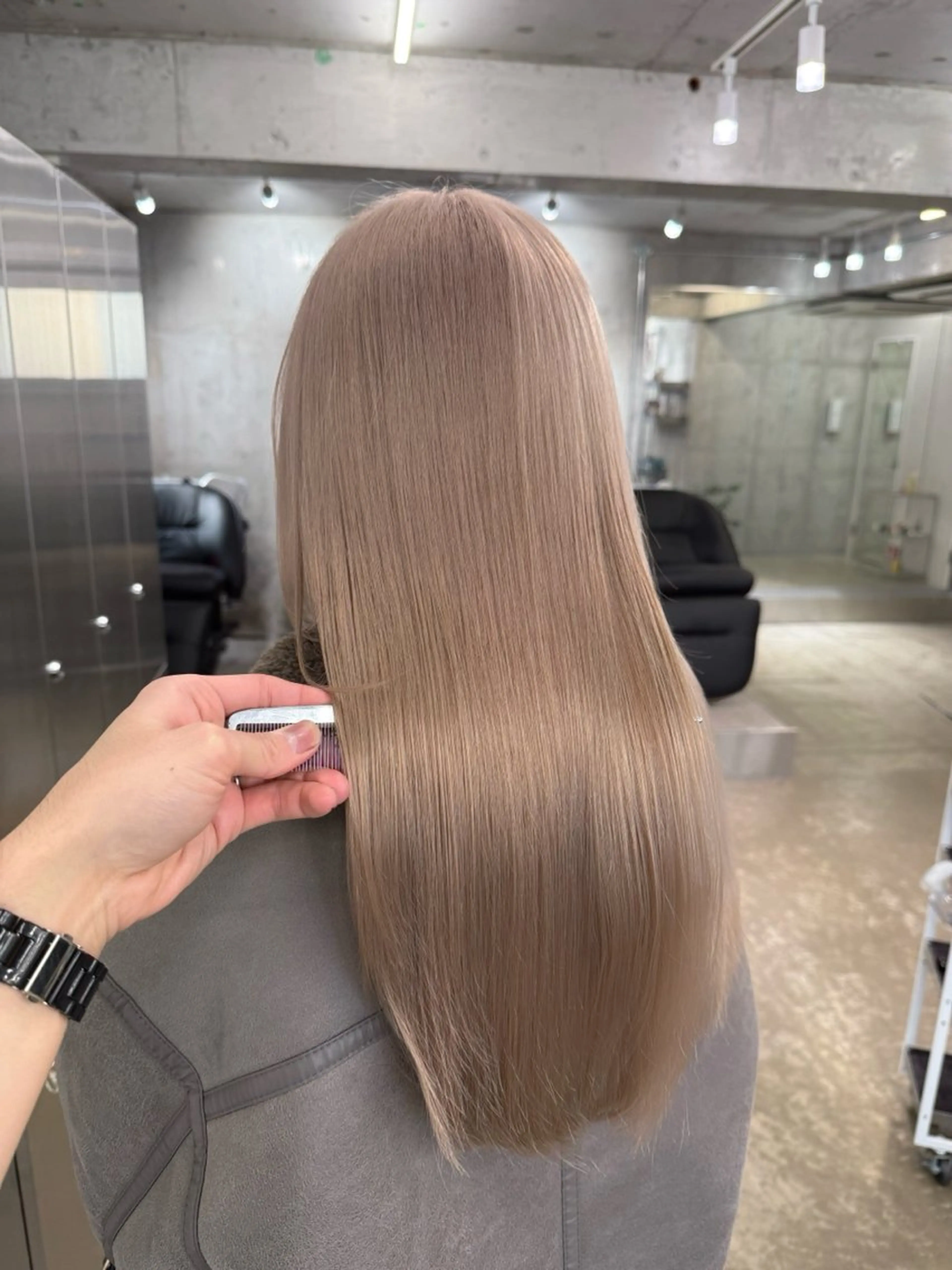 ロング カラー ベージュカラー ブリーチ ミルクティーベージュ ヘアカラー トリートメント 高橋大樹/グレージュ 透明感/髪質改善のヘアスタイル