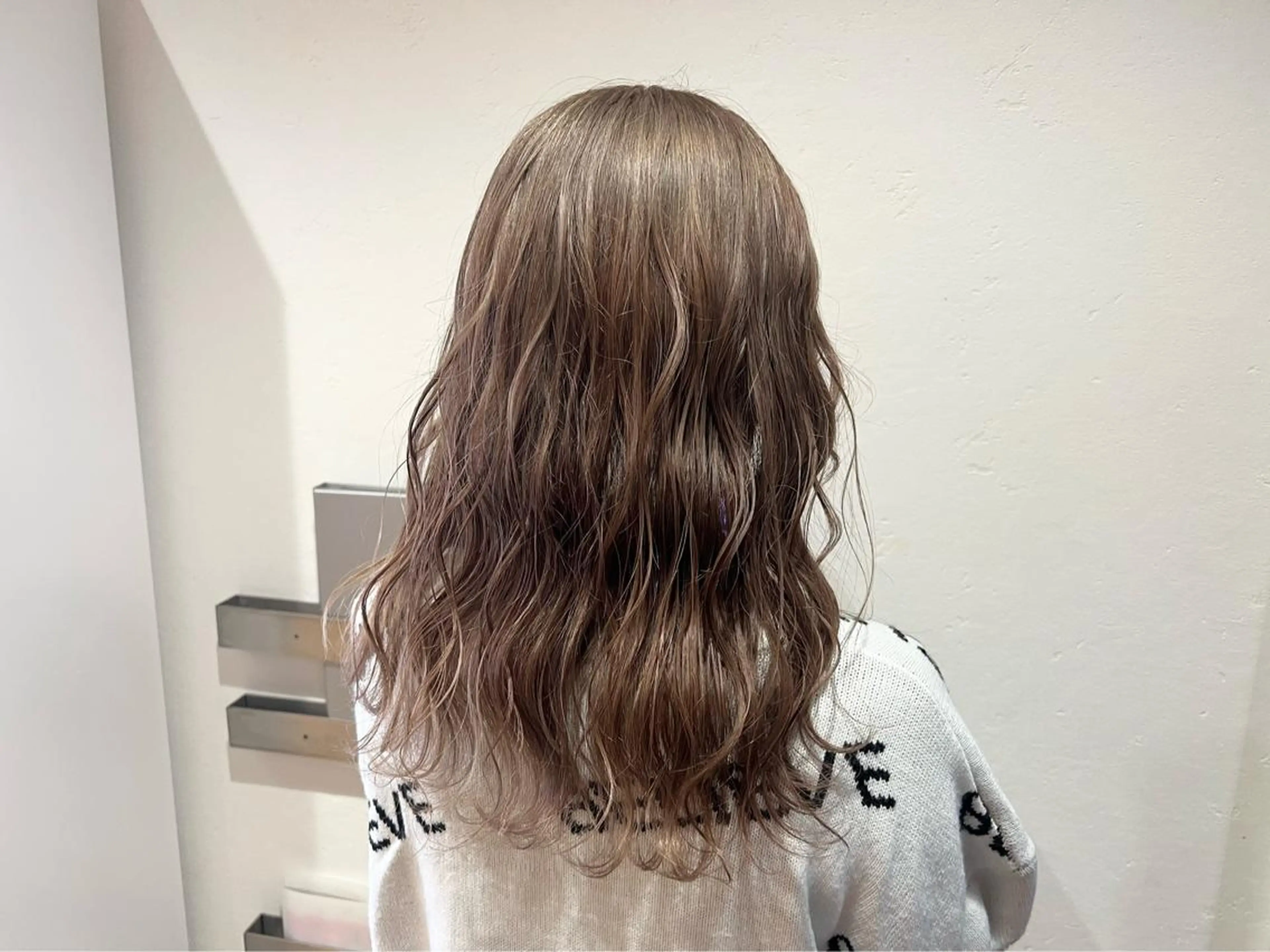 ロング カラー 蓮見  友里のヘアスタイル