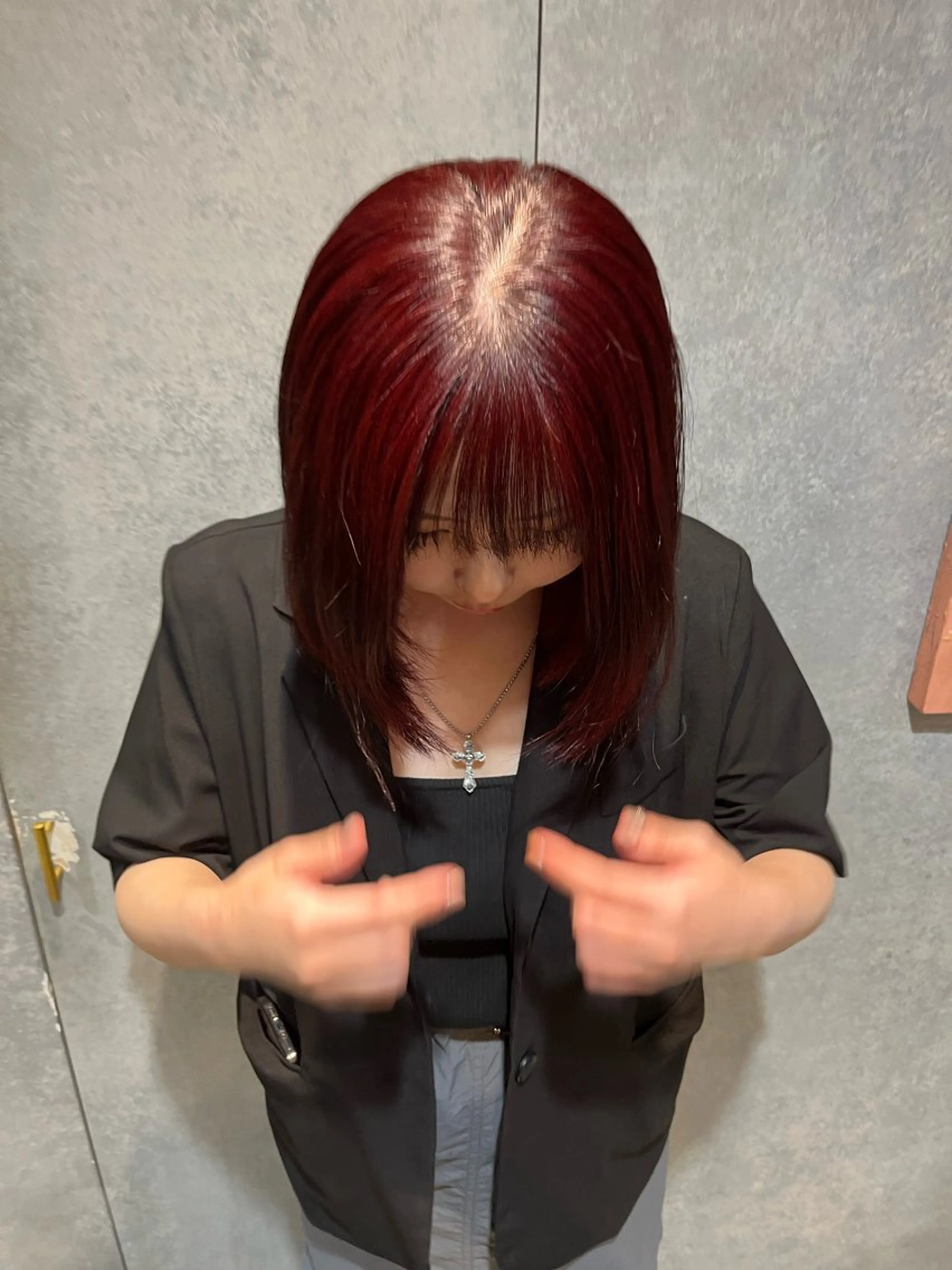 ショート カラー ブリーチ カシス ブリーチなしカラー レッドカラー レイヤー/ベージュ mikuのヘアスタイル