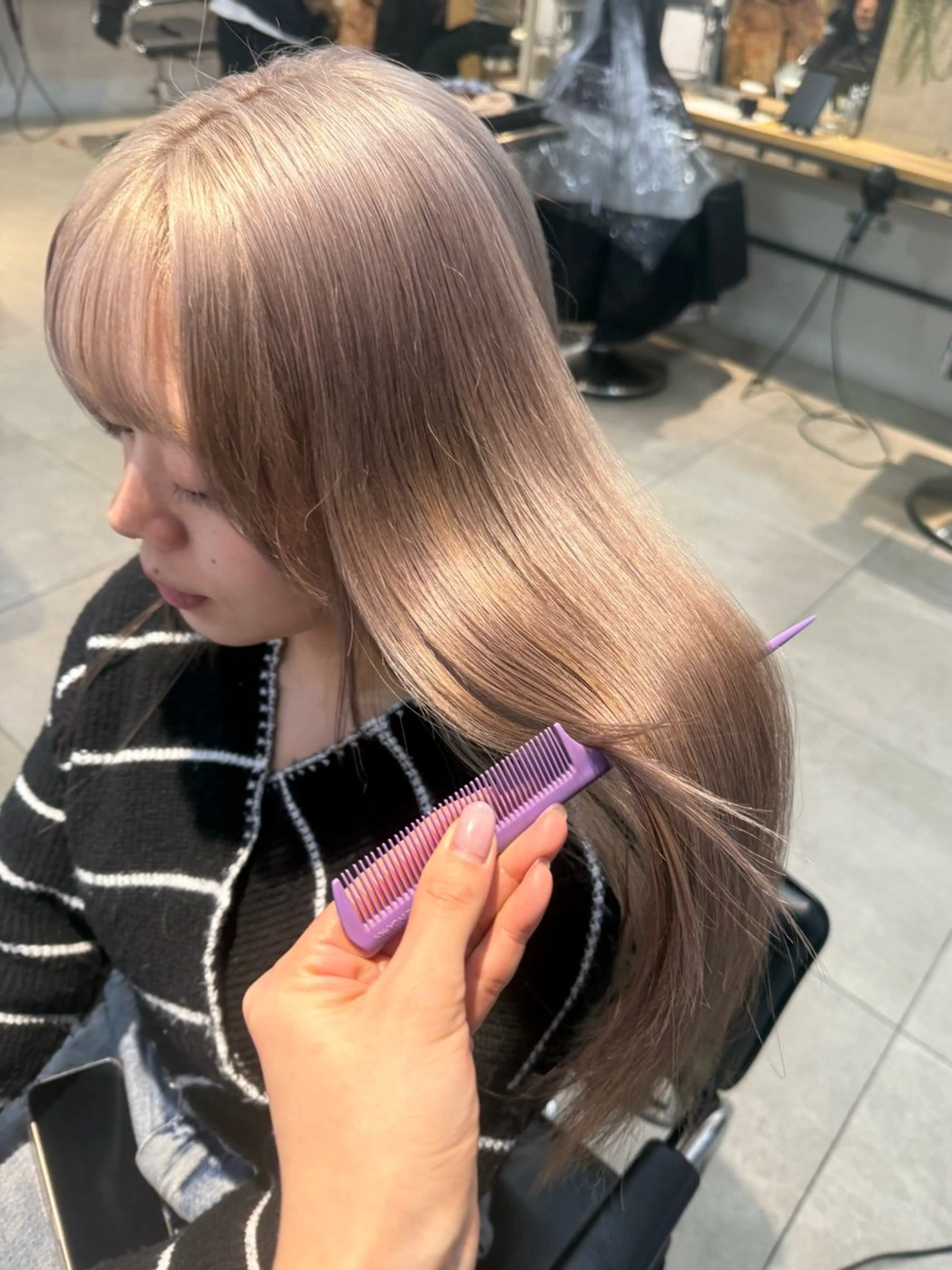 ロング カラー ミルクティー× グレージュMOMOのヘアスタイル