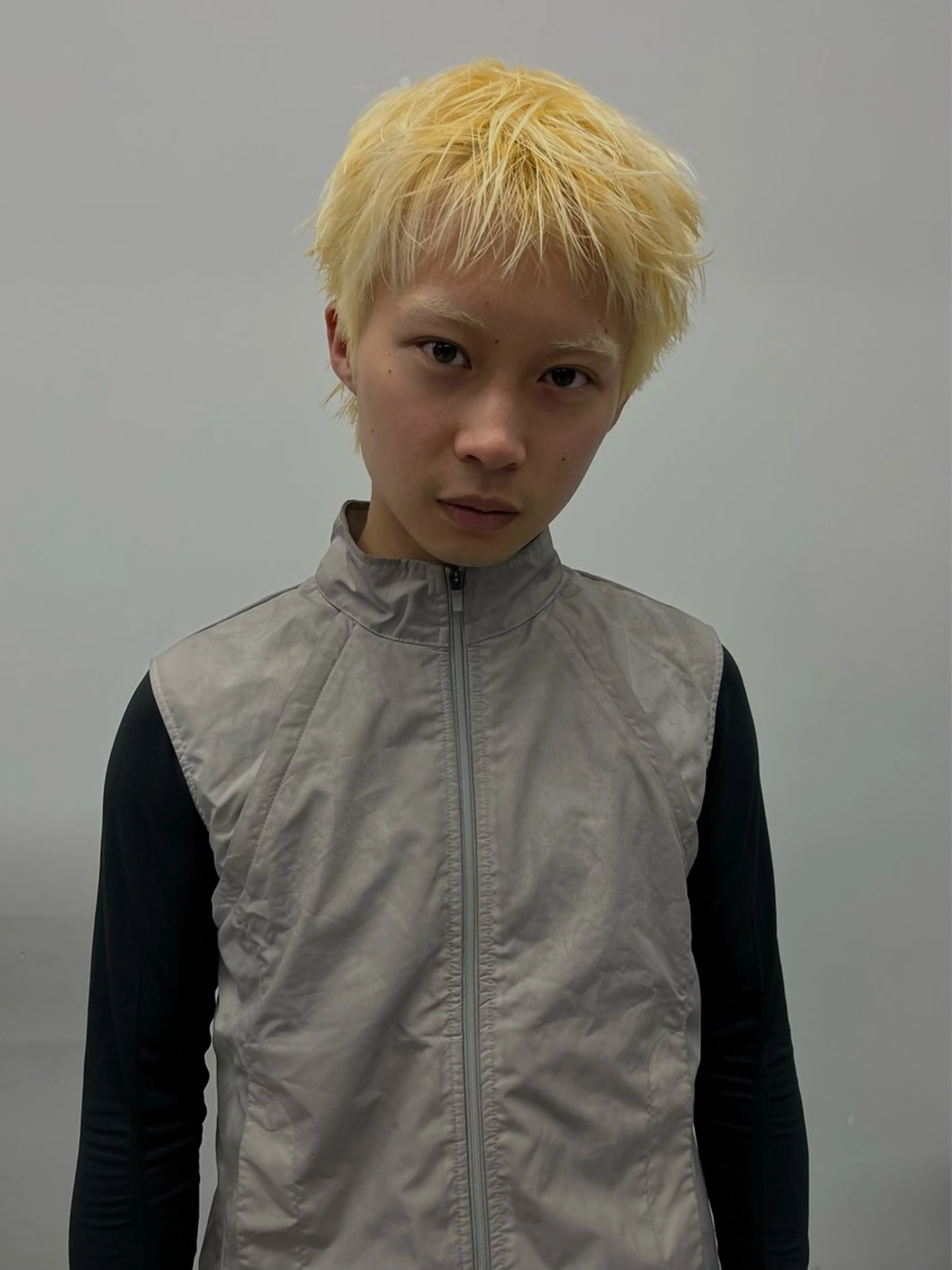カラー メンズ 抜きっぱなしブロンド yuan tanakaのヘアスタイル