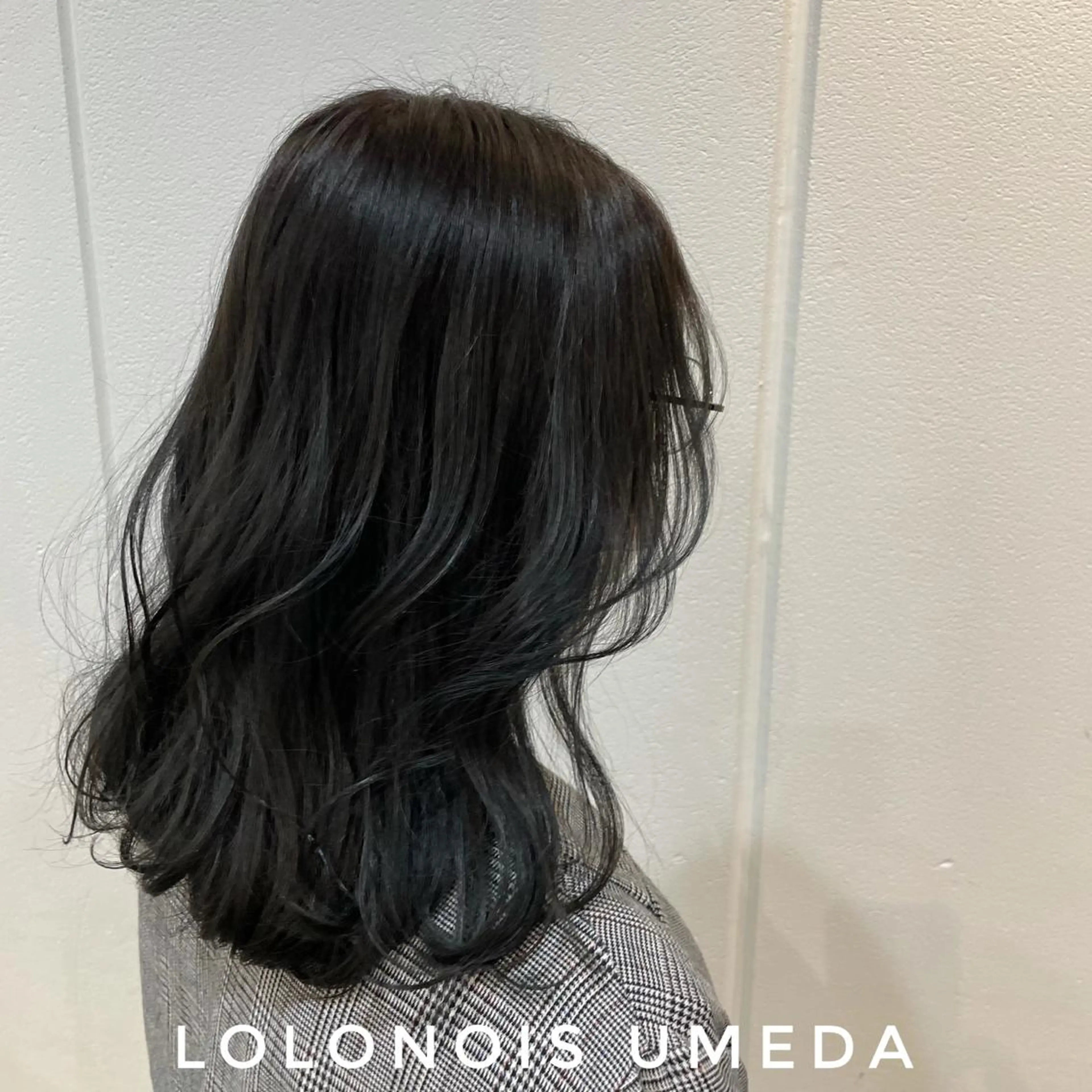 セミロング カラー 黒髪 ブルーカラー ブルーブラック Lolonois梅田 /Okazaki:)のヘアスタイル