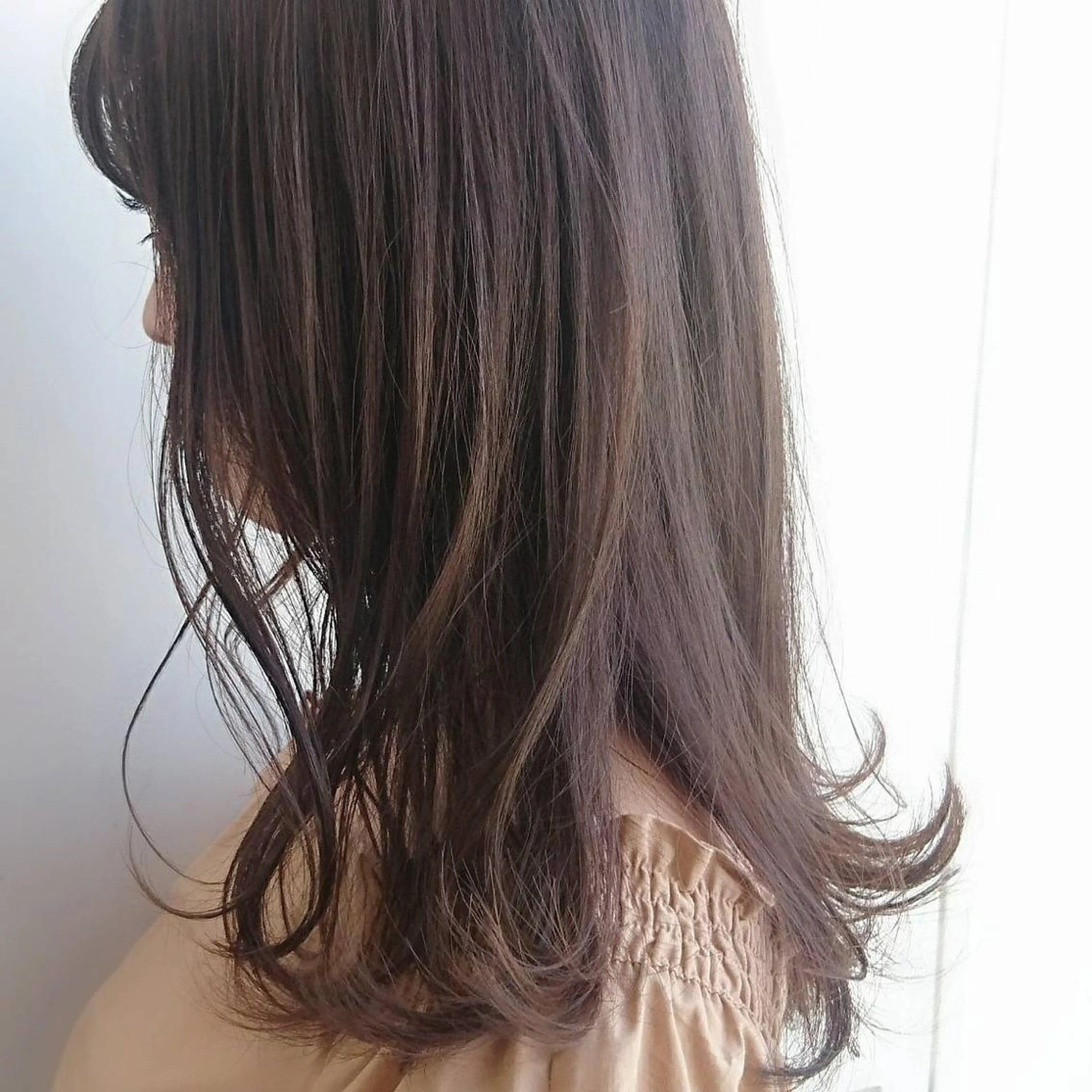 セミロング カラー 外ハネヘア カット ヘアカラー トリートメント Beach 代表 KENTAのヘアスタイル