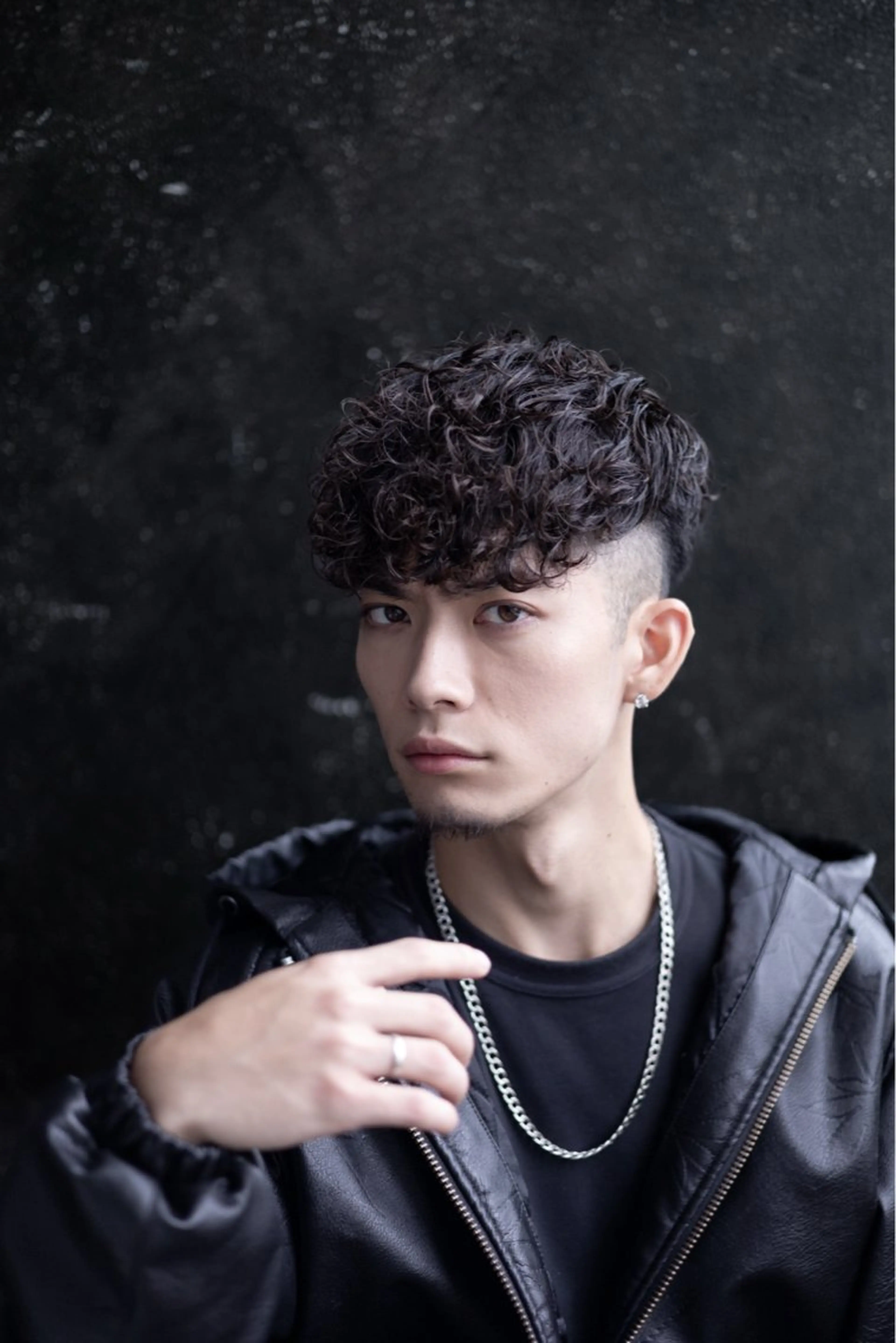 ショート パーマ メンズ フェードカット スペインカール 刈り上げ カット パーマ トリートメント フェザーパーマ職人 🪶ryosukeのヘアスタイル