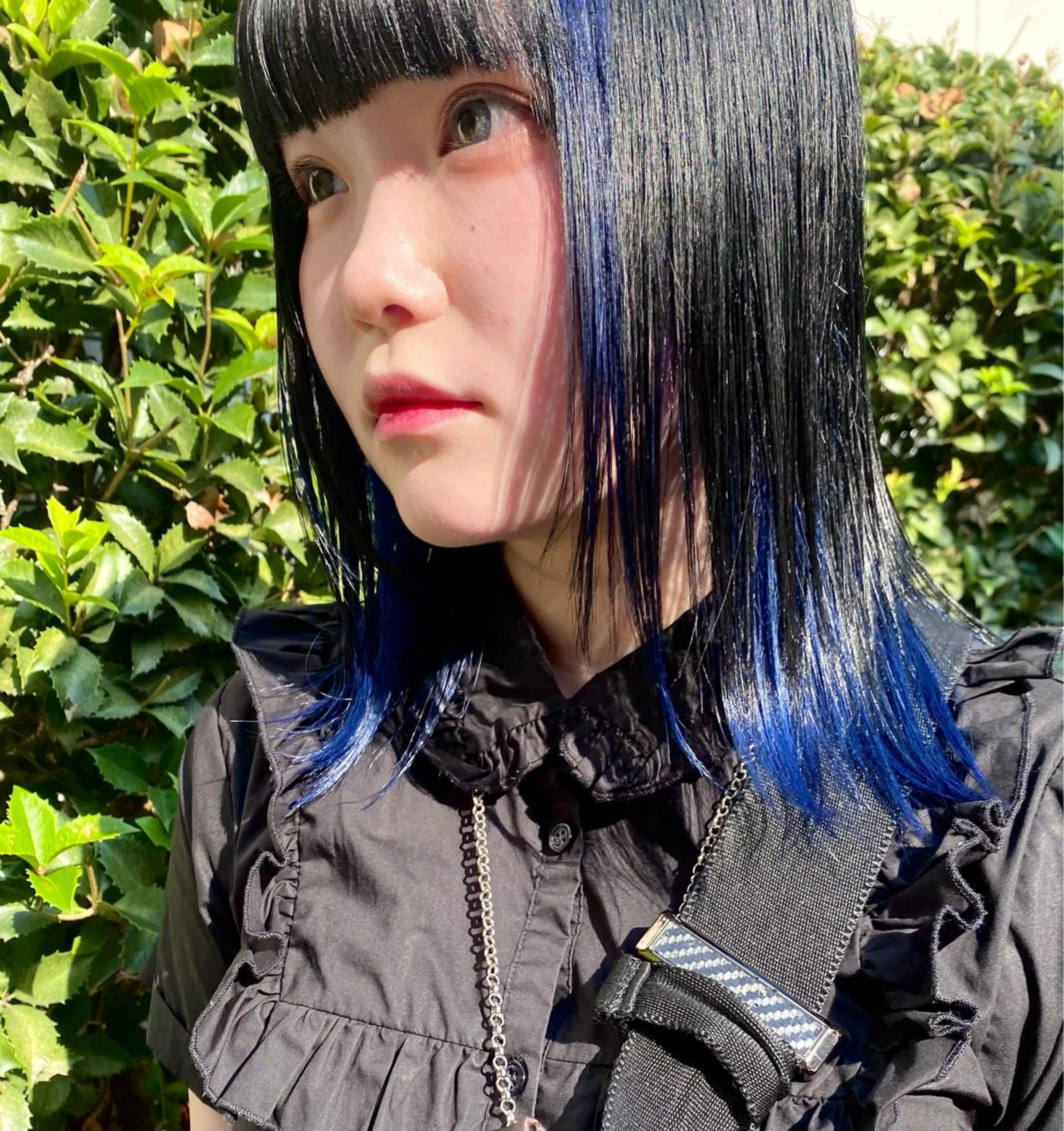 ミディアム カラー 黒髪 ブルーカラー デザインカラー ハイライトカラー インナーカラー カット ヘアカラー トリートメント RAIMA ケアハイトーンのヘアスタイル