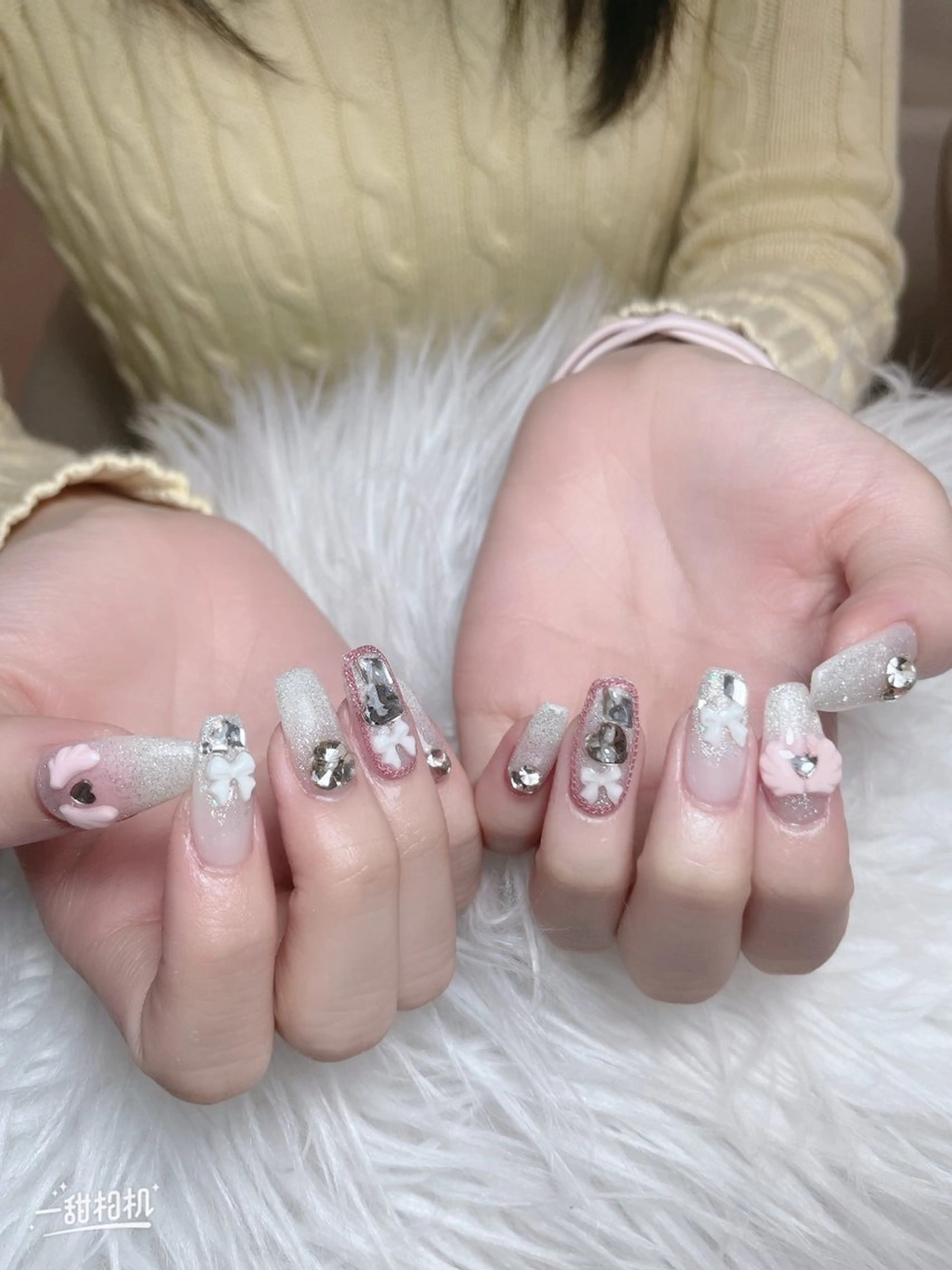 ネイル チークネイル 長さ出し フレンチネイル キラキラネイル ラメ(グリッター) ハンドネイル Vp ネイルのネイルデザイン