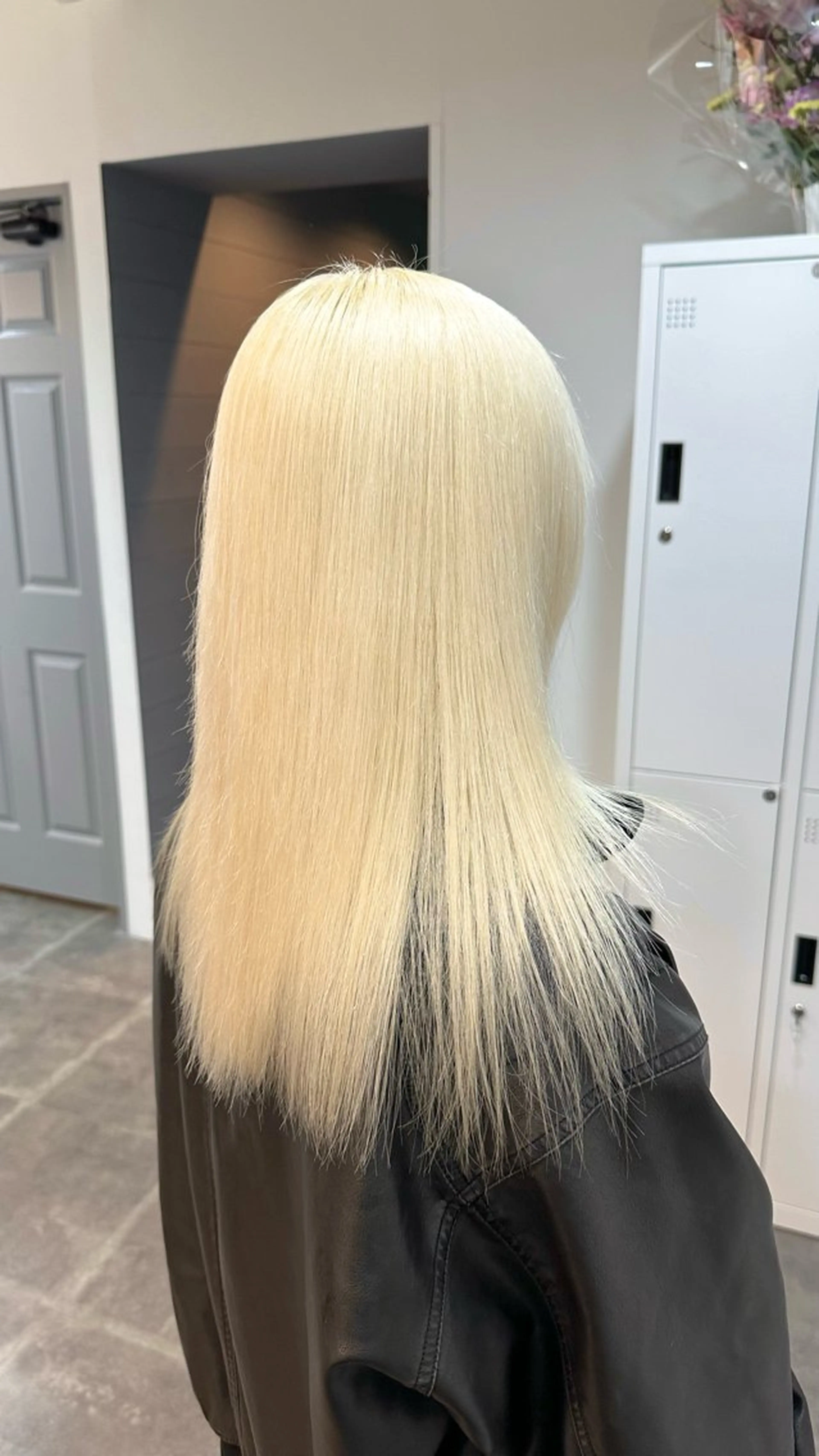 セミロング カラー ブロンド ハイトーンカラー ホワイトブロンド カット ヘアカラー ハイトーン/ ブリーチ/縮毛矯正のヘアスタイル