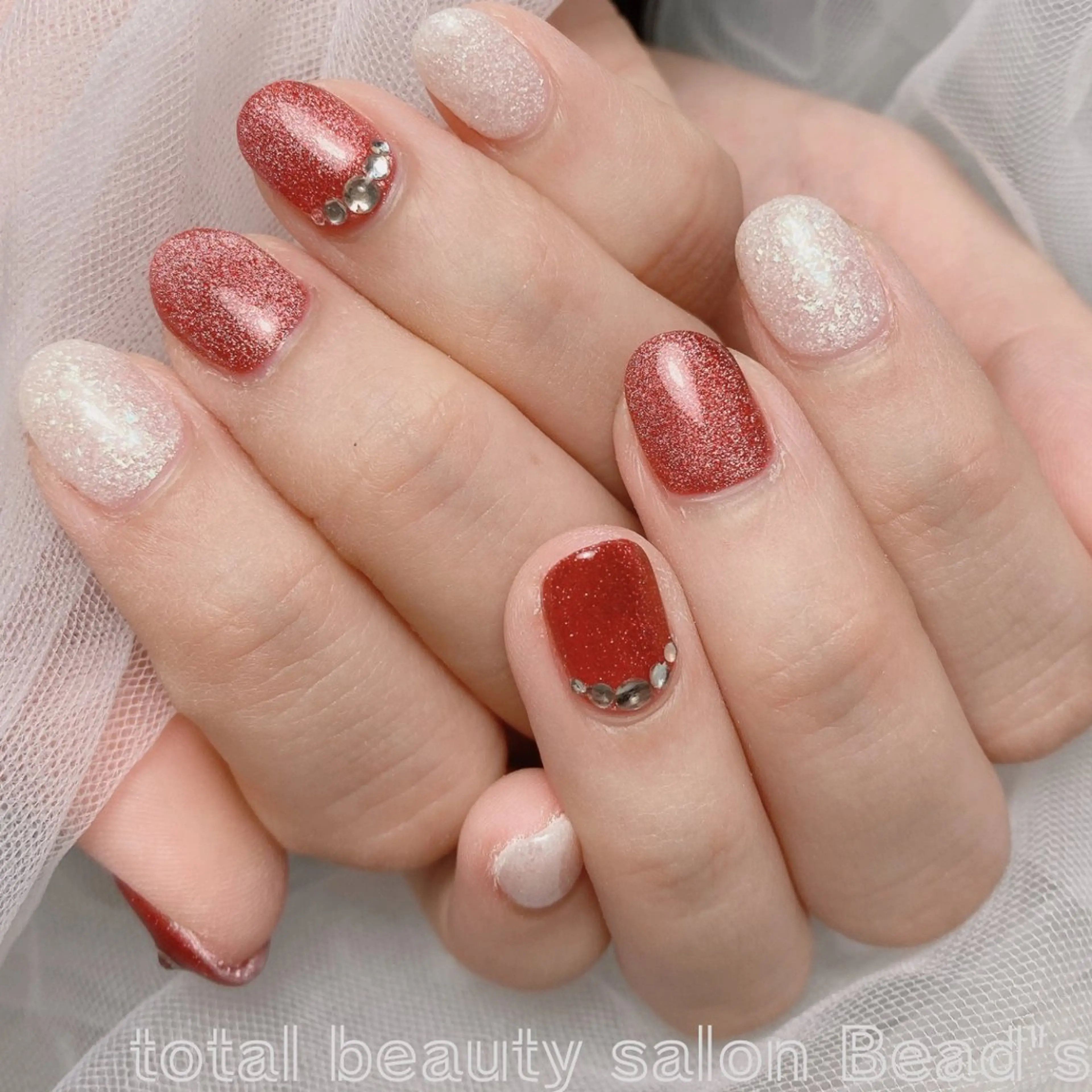 ネイル キラキラネイル 冬ネイル クリスマス ネイルサロン　ビーズ所属・トータルビューティー サロンビーズのマツエク・マツパデザイン