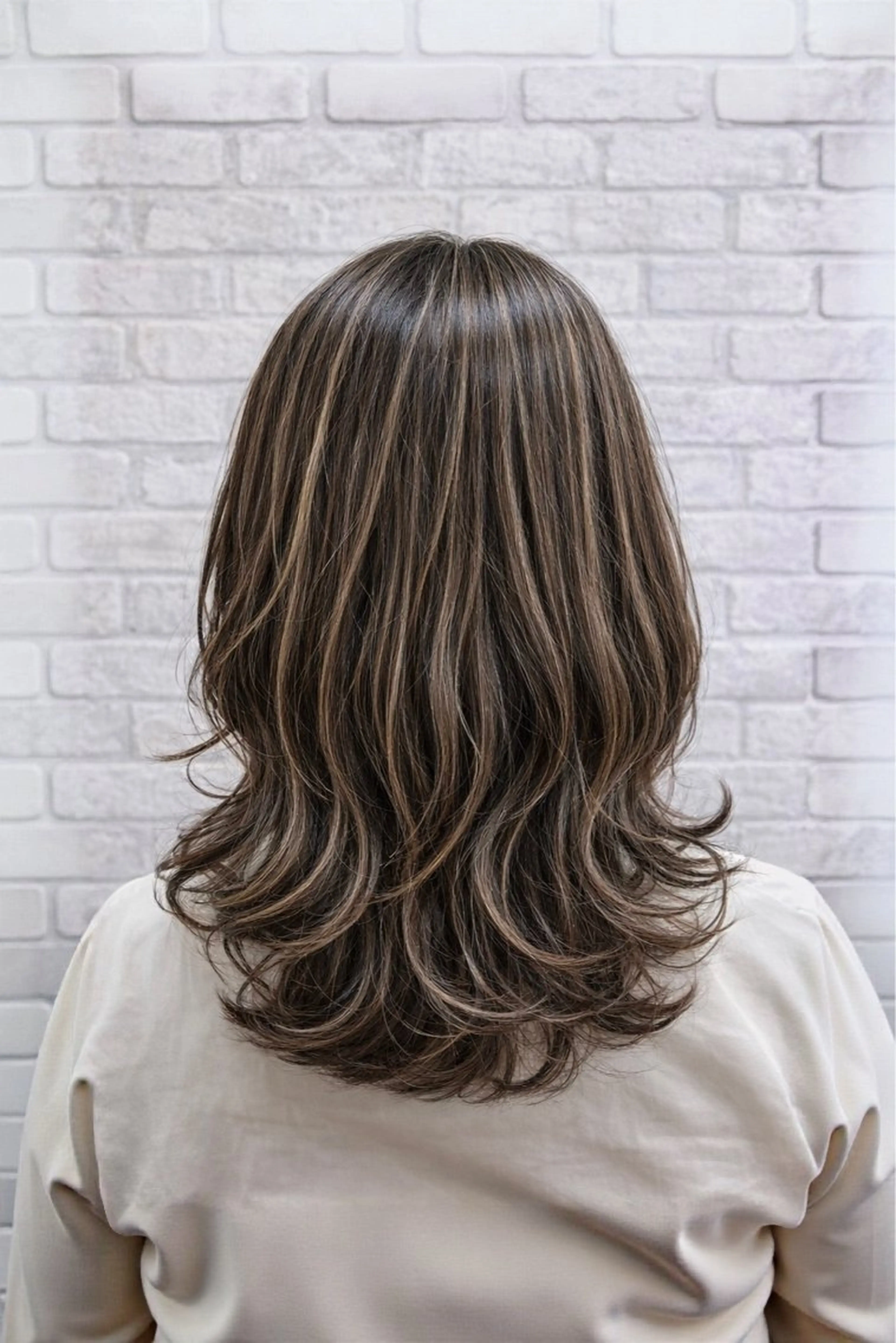 【レディース限定🐰】白髪ぼかしハイライト + cut　¥12,620→¥2,200​〜​の写真