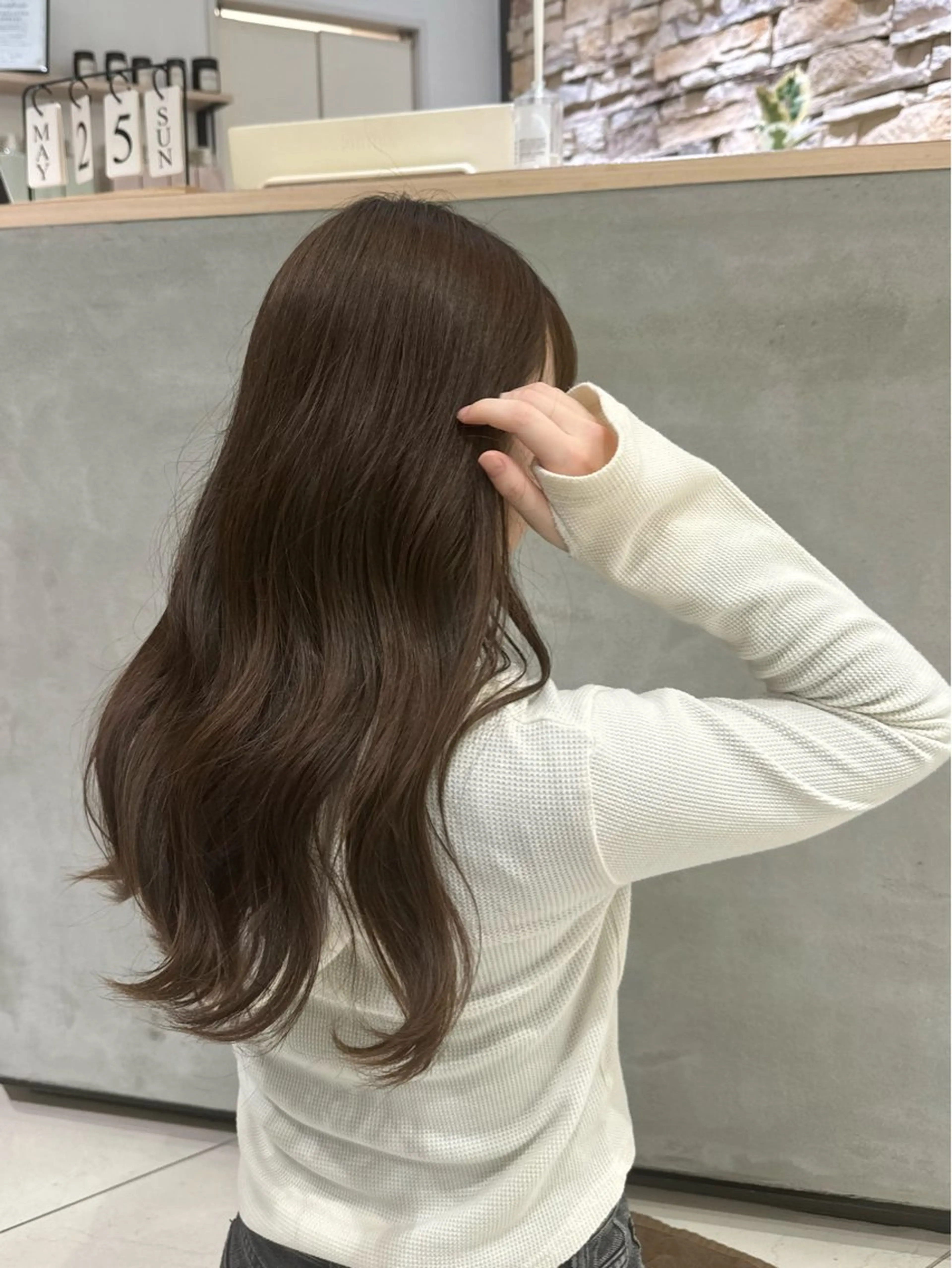 ロング カラー ベージュカラー モカベージュ ひなの🫧ベージュ系 艶カラーのヘアスタイル