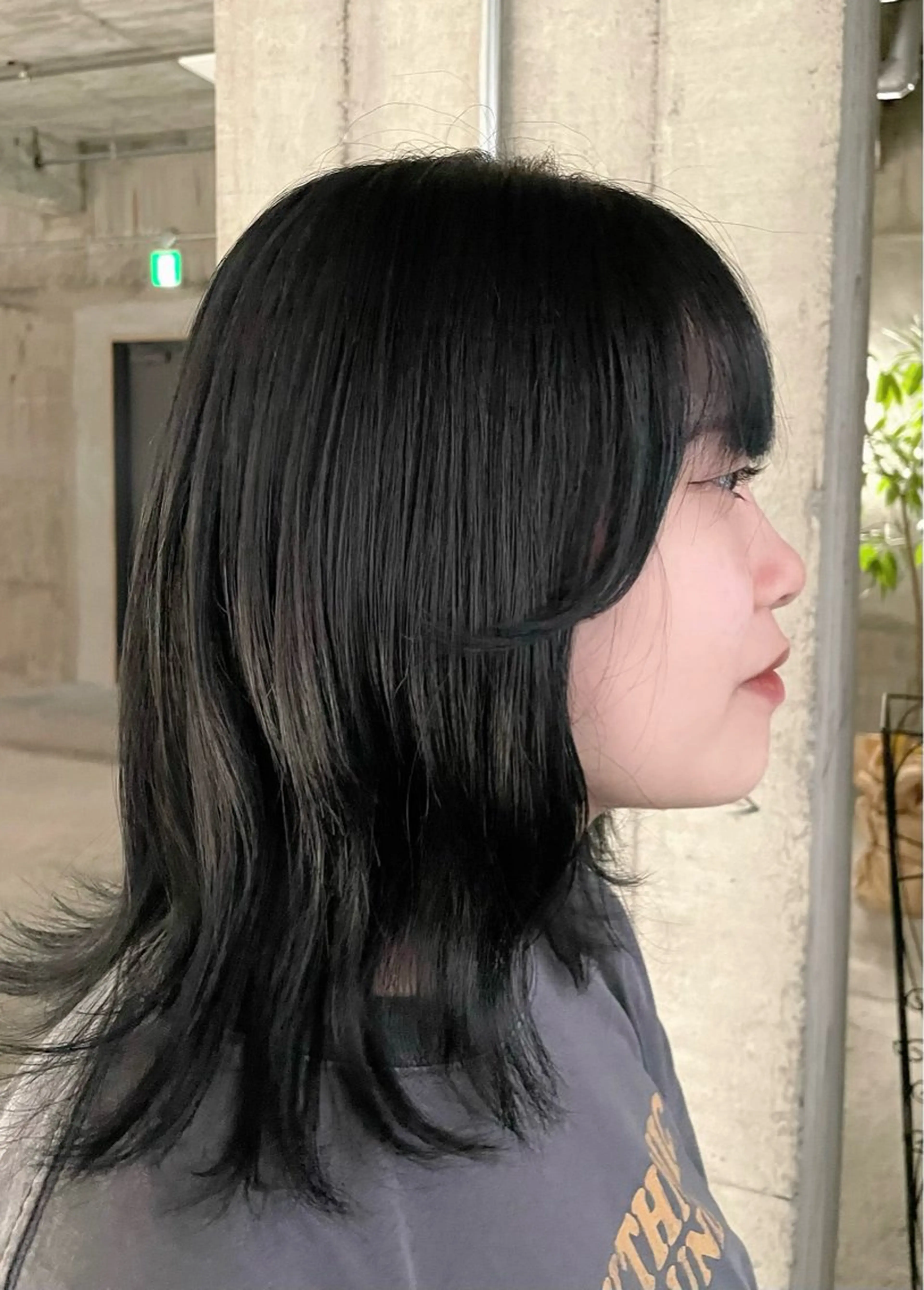 ミディアム カラー 黒髪 ブルーカラー ブルーブラック ヘアカラー 安藤 まりのヘアスタイル