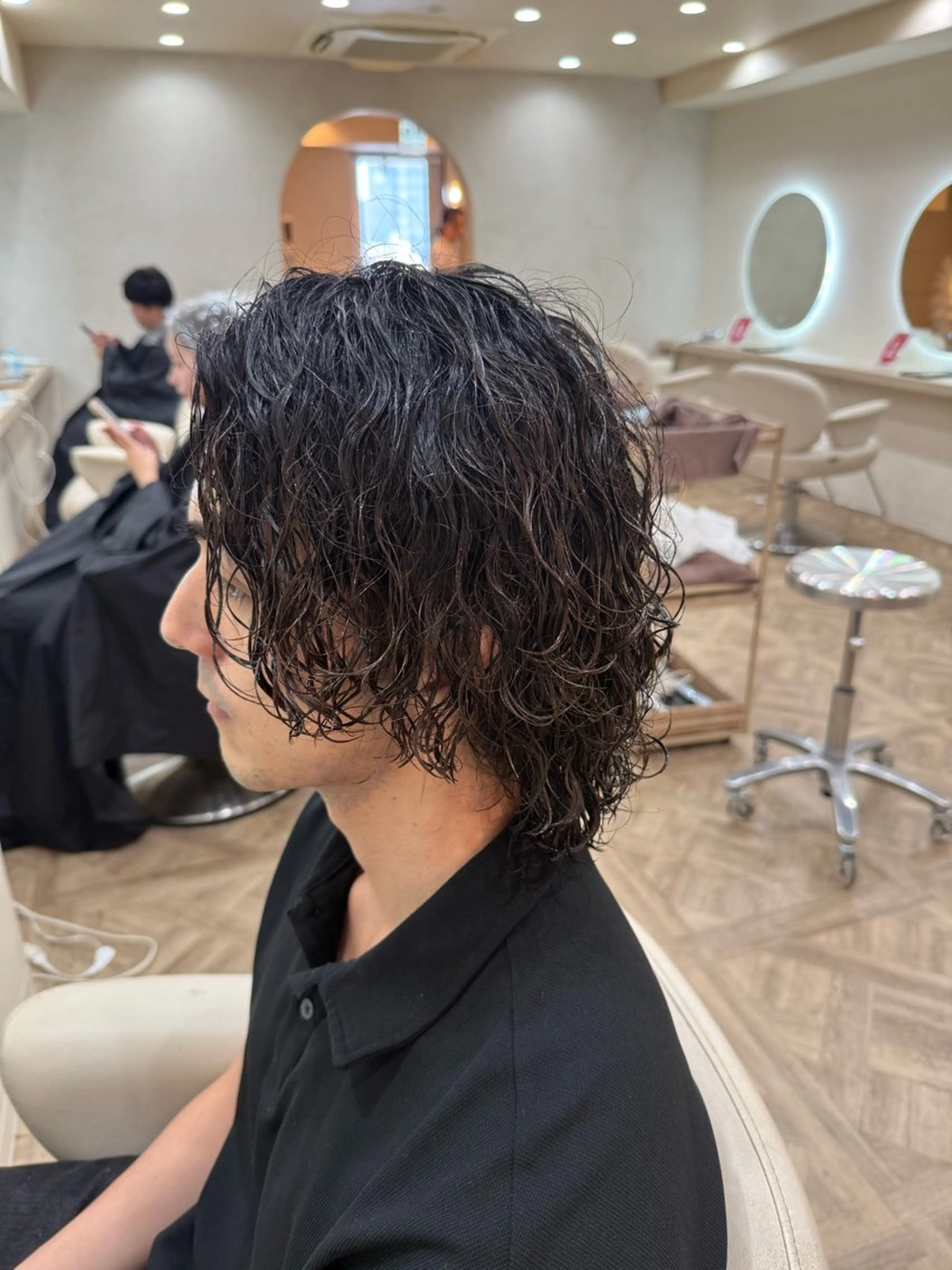 ミディアム パーマ メンズ カット パーマ トリートメント MEN‘S HAIR BLEACHi塩釜口所属・市原亮/塩釜口/ ツイスパ/波巻きのヘアスタイル