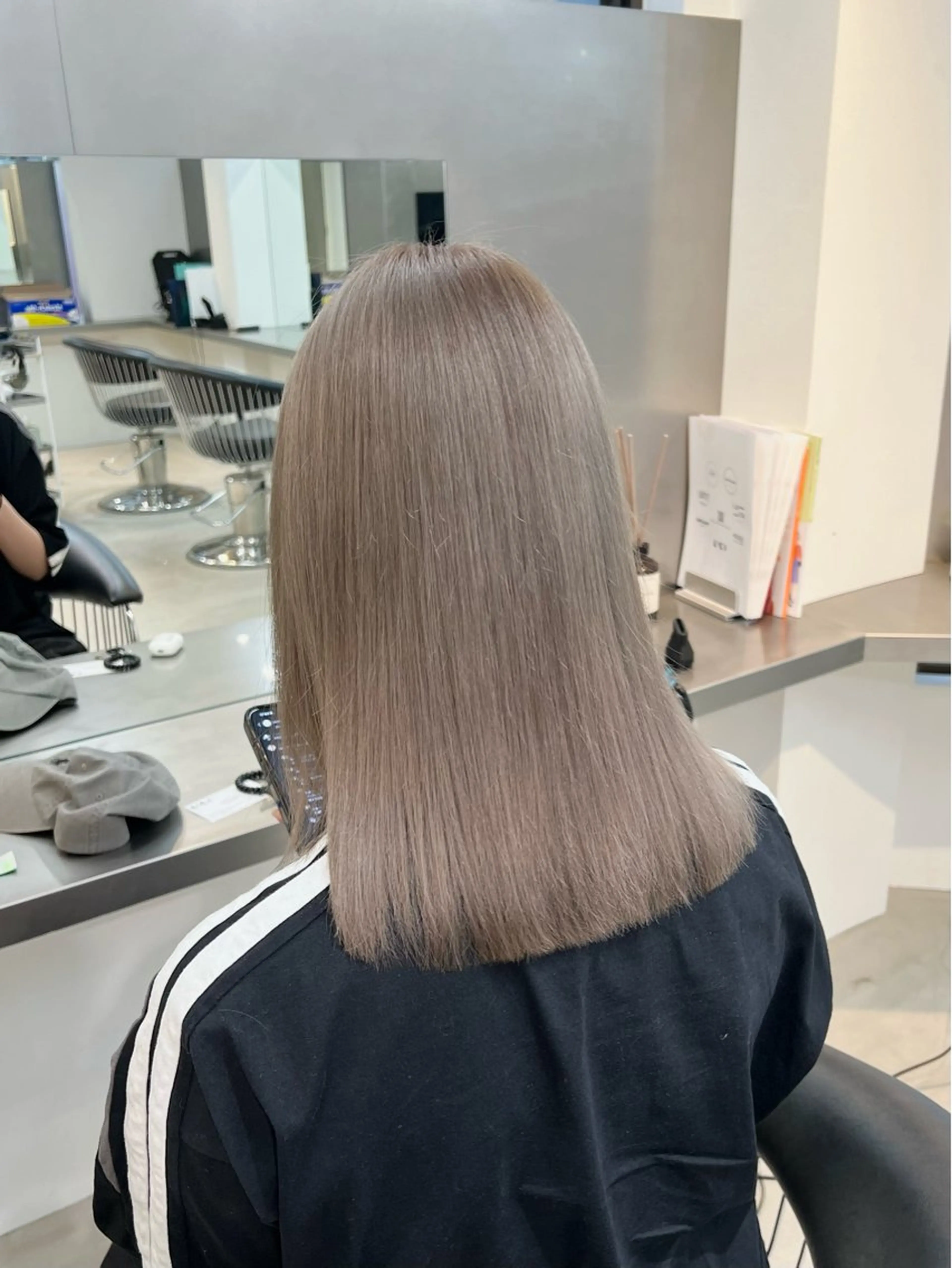 セミロング カラー ベージュカラー ブリーチ ミルクティーベージュ カット ヘアカラー Ami ブリーチ/ハイトーンのヘアスタイル