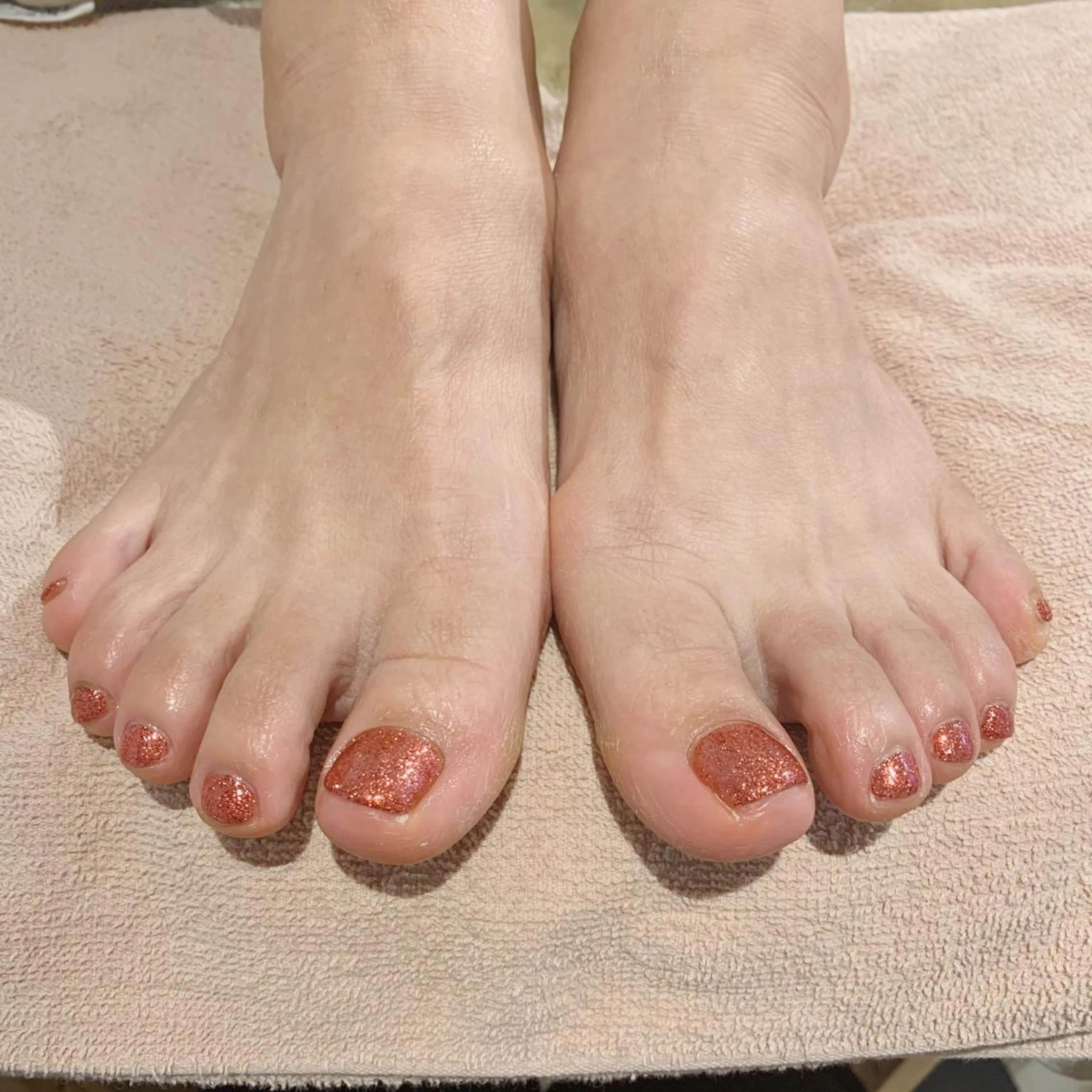 ネイル フットネイル ラメ(グリッター) ワンカラーネイル フットネイル 鈴木 里奈のネイルデザイン
