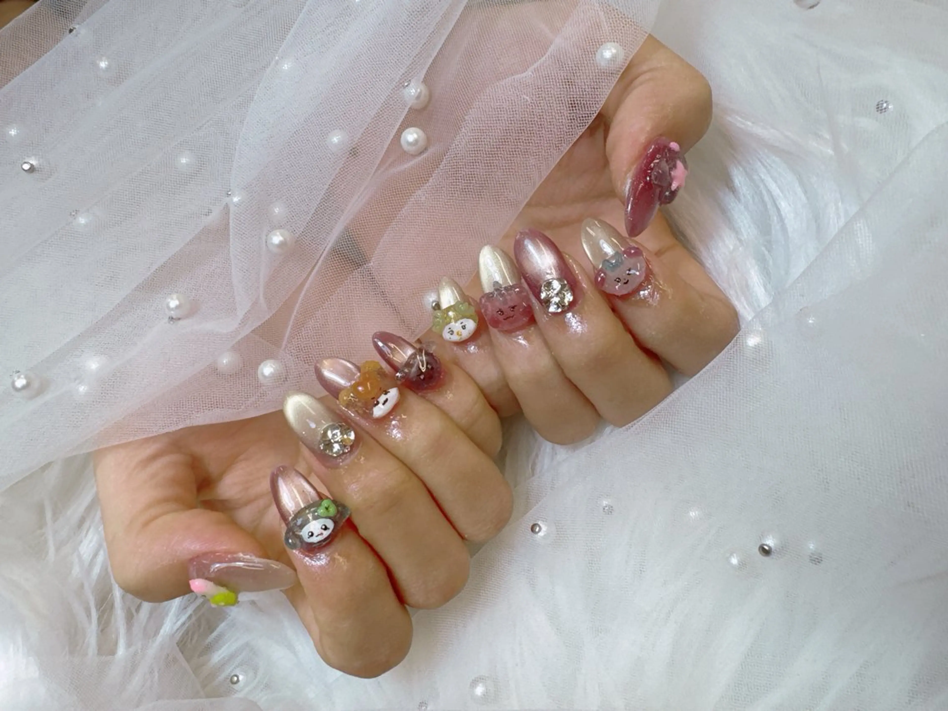 ネイル フラッシュネイル フラッシュマグ フレンチネイル ガラスフレンチ キラキラネイル ハンドネイル Queeens nailのネイルデザイン