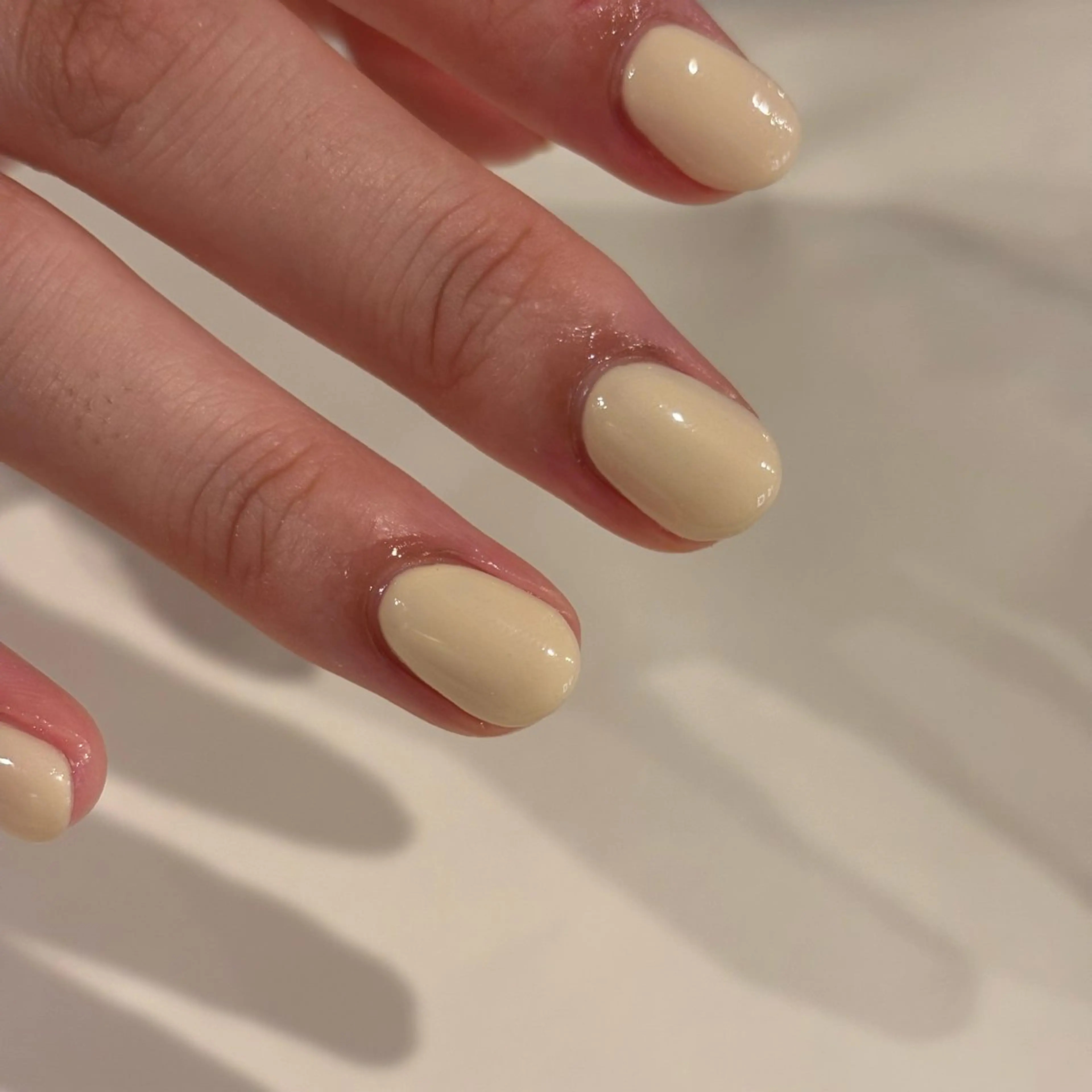 ネイル ワンカラーネイル ショートネイル ホワイト ikoi Raraのネイルデザイン