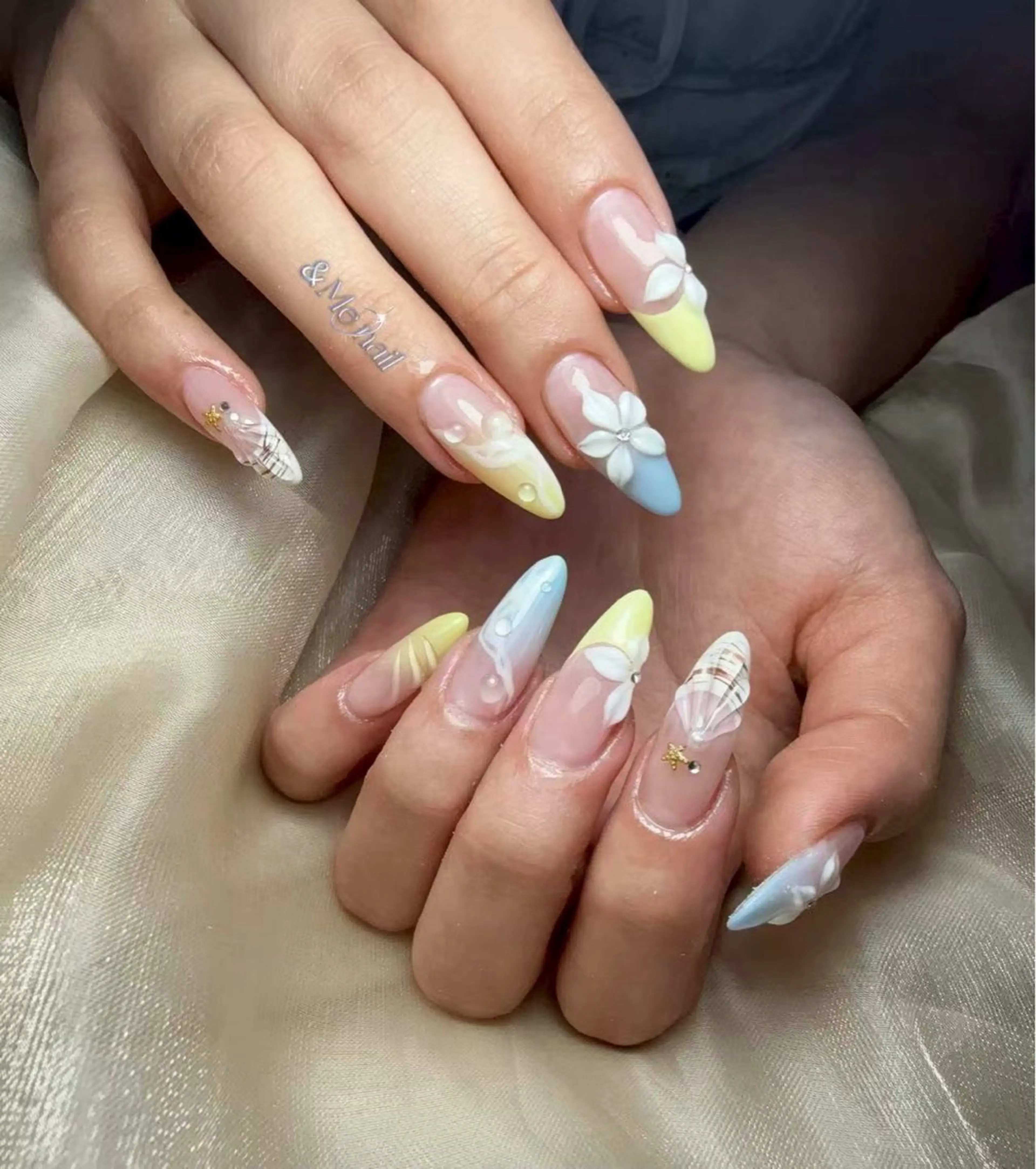 ネイル ハンドネイル &ME ネイルサロンのネイルデザイン