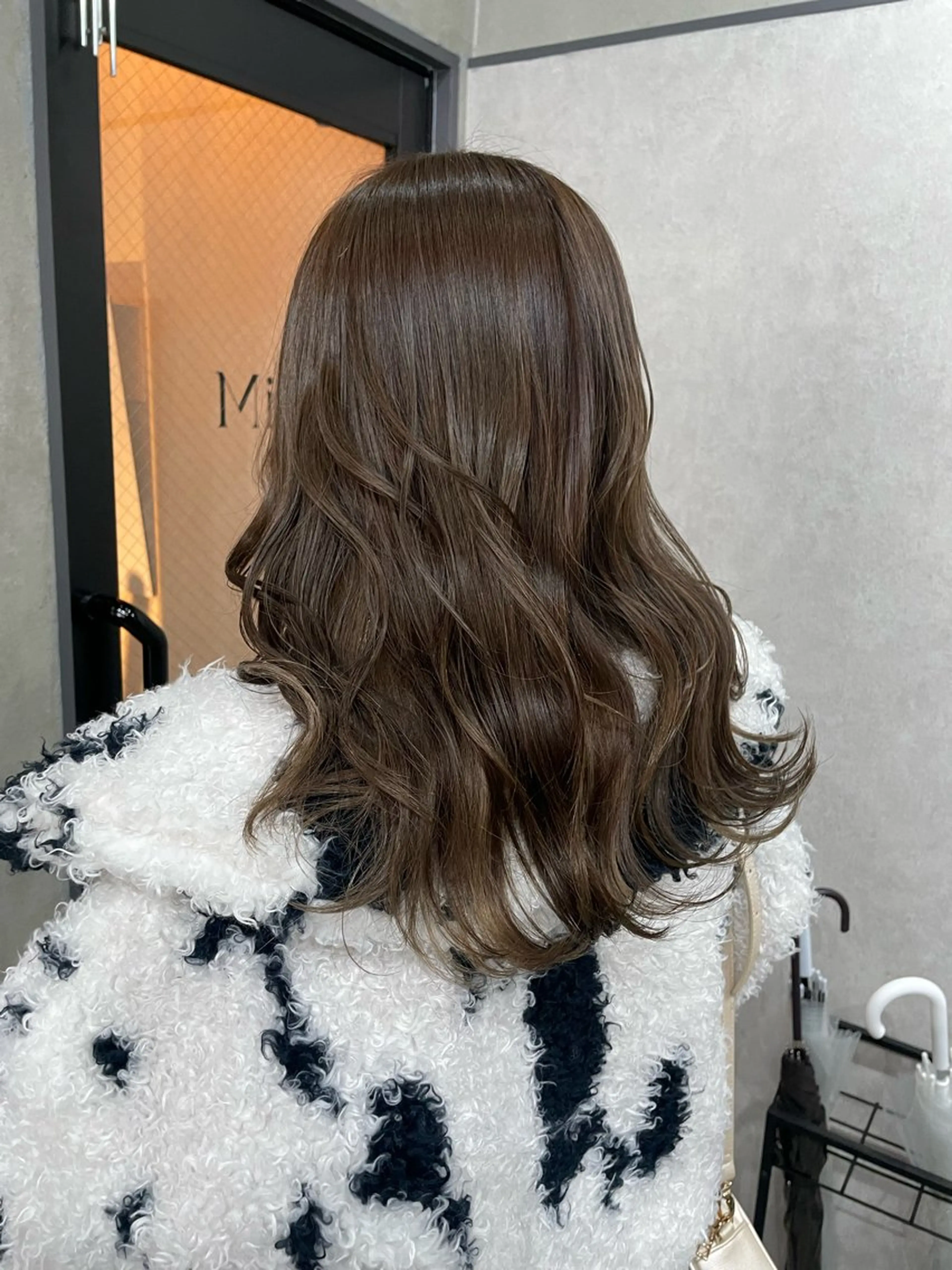 ロング カラー ベージュカラー AIRI layer cut hairのヘアスタイル