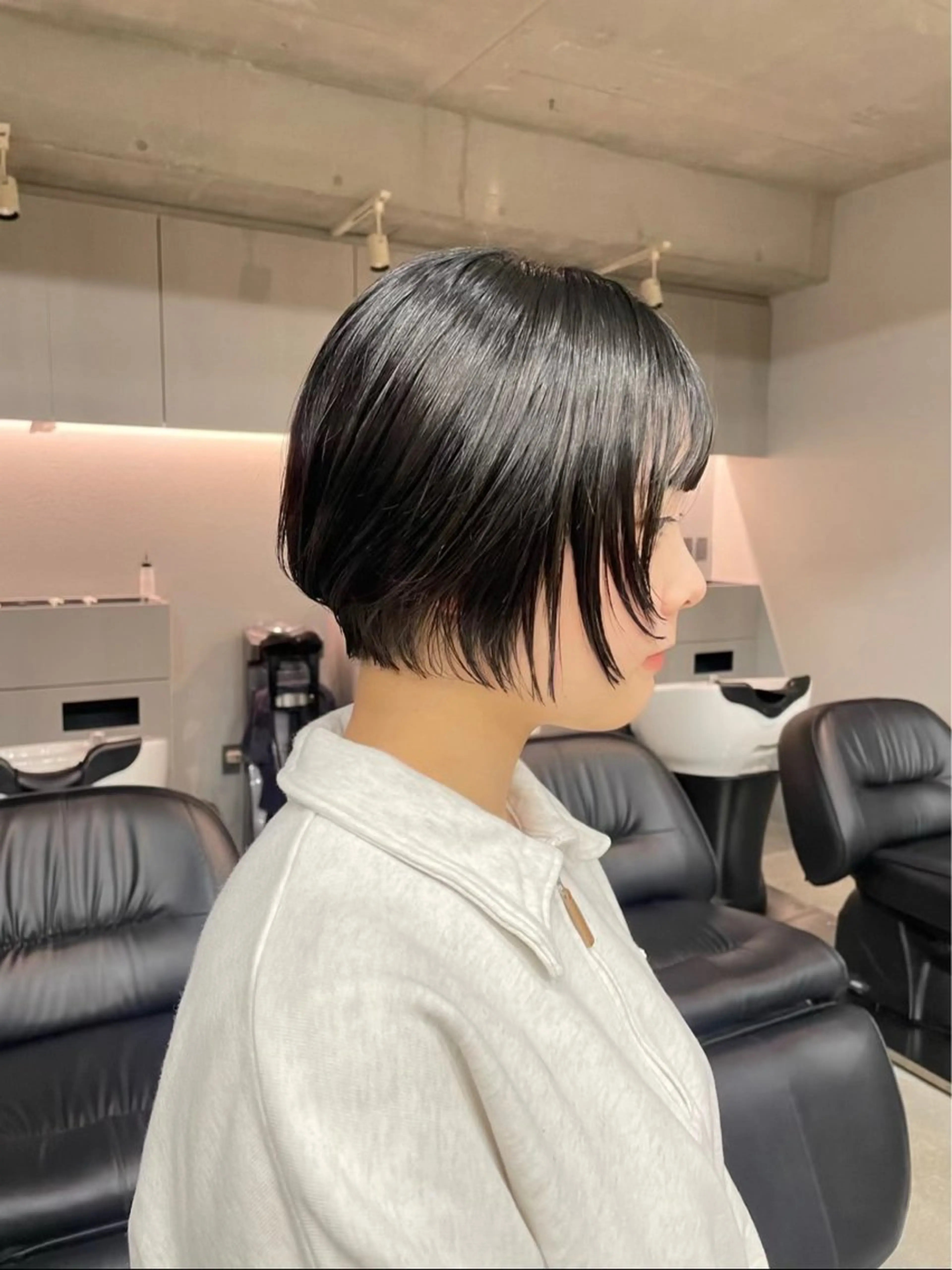 ショート カラー 曲がる縮毛矯正 センターパートのヘアスタイル