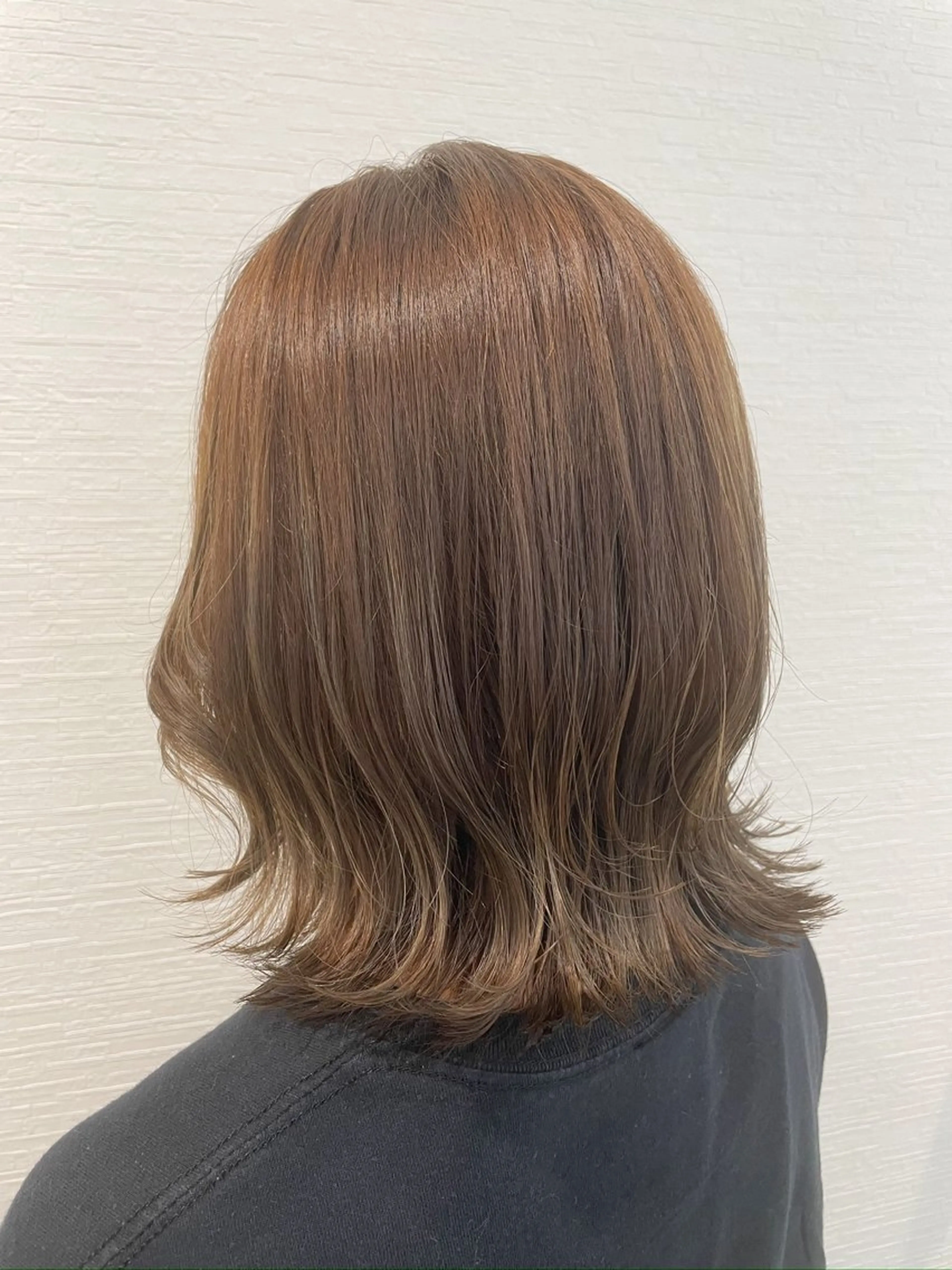 ミディアム カラー ブラウンカラー ナチュラルブラウン くびれヘア カット トリートメント Amour なぐらのヘアスタイル