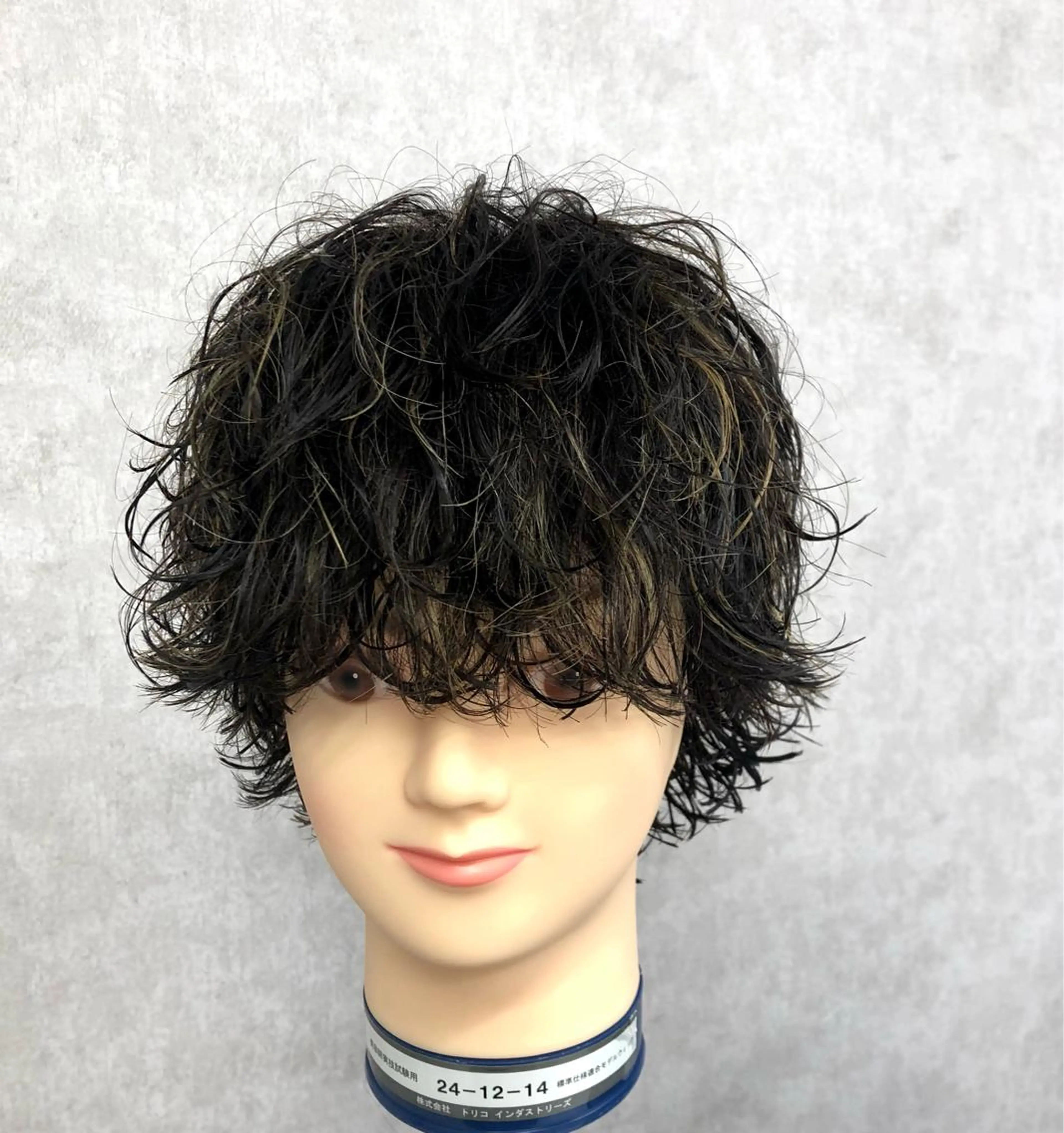 カラー メンズ メンズメッシュ 波巻きパーマ メンズウルフカット メッシュ ウルフカット カット ヘアカラー パーマ ショート、韓国メンズ ヘアのかつらぎのヘアスタイル