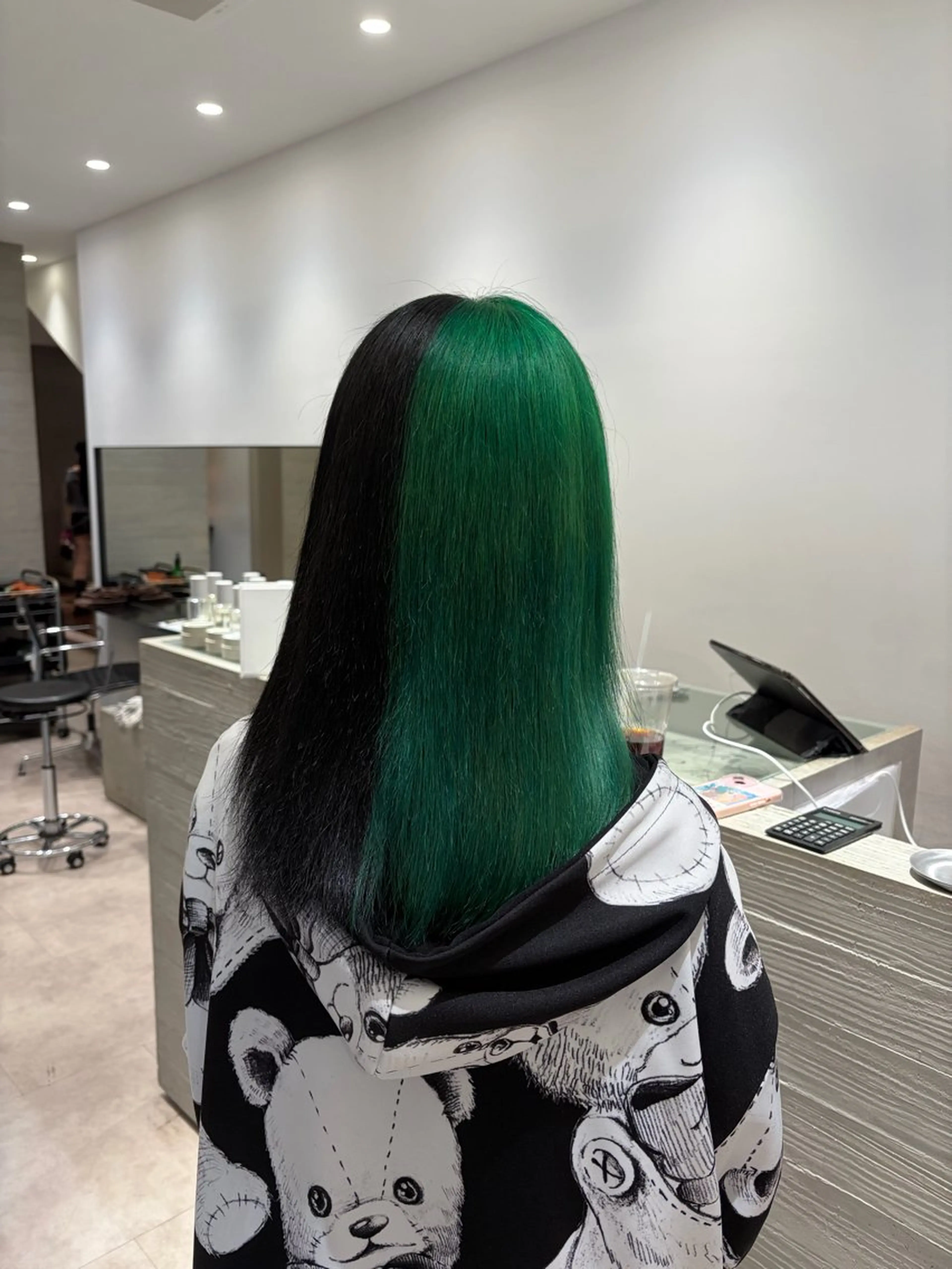 セミロング カラー 黒髪 ツートーンカラー ヘアカラー サキ🤍ハイトーン 🩰くびれ巻きヘアのヘアスタイル
