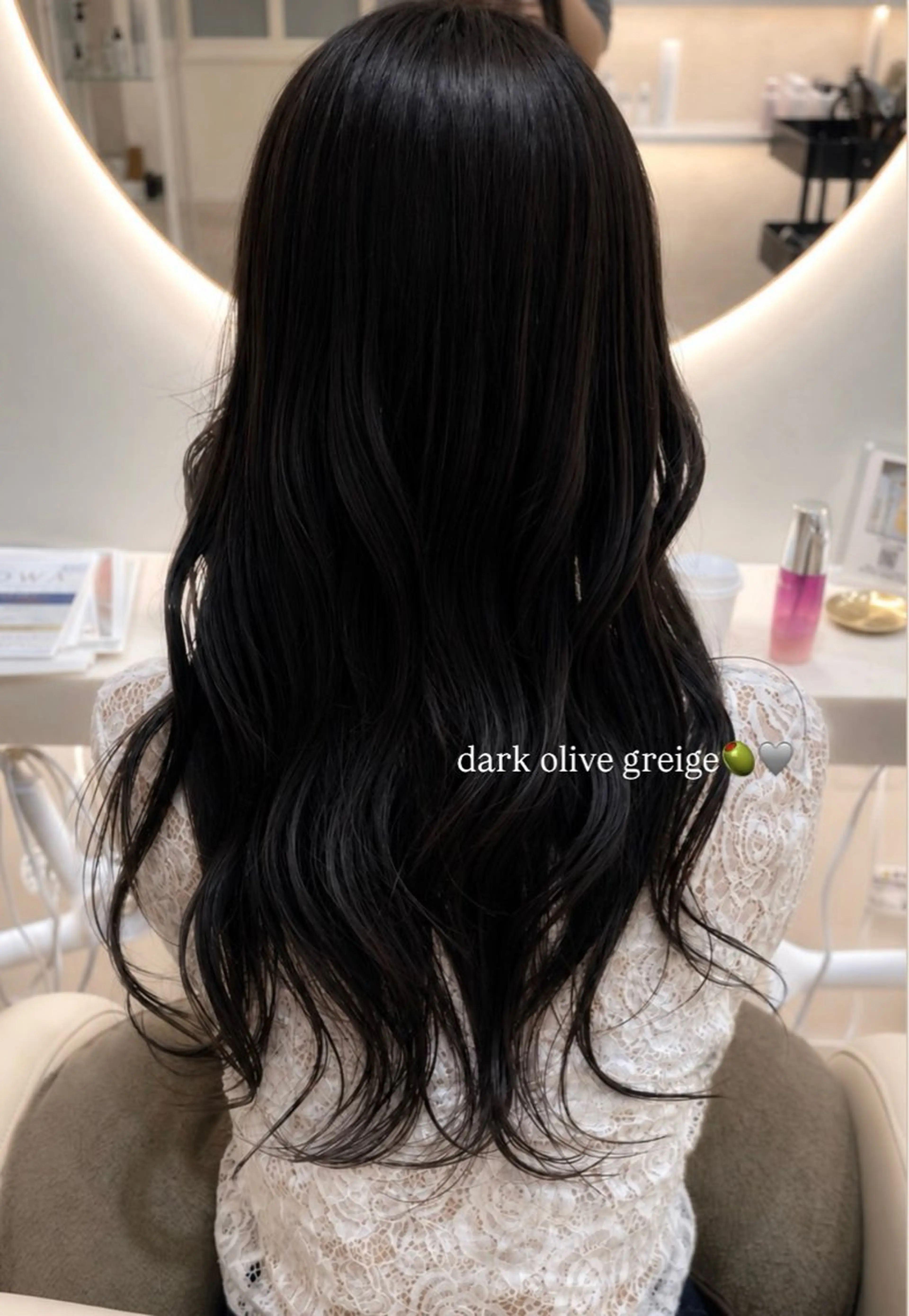 ロング カラー グレージュ オリーブグレージュ オリーブグレー カット ヘアカラー ANCHORウェリナ NOZOMIのヘアスタイル