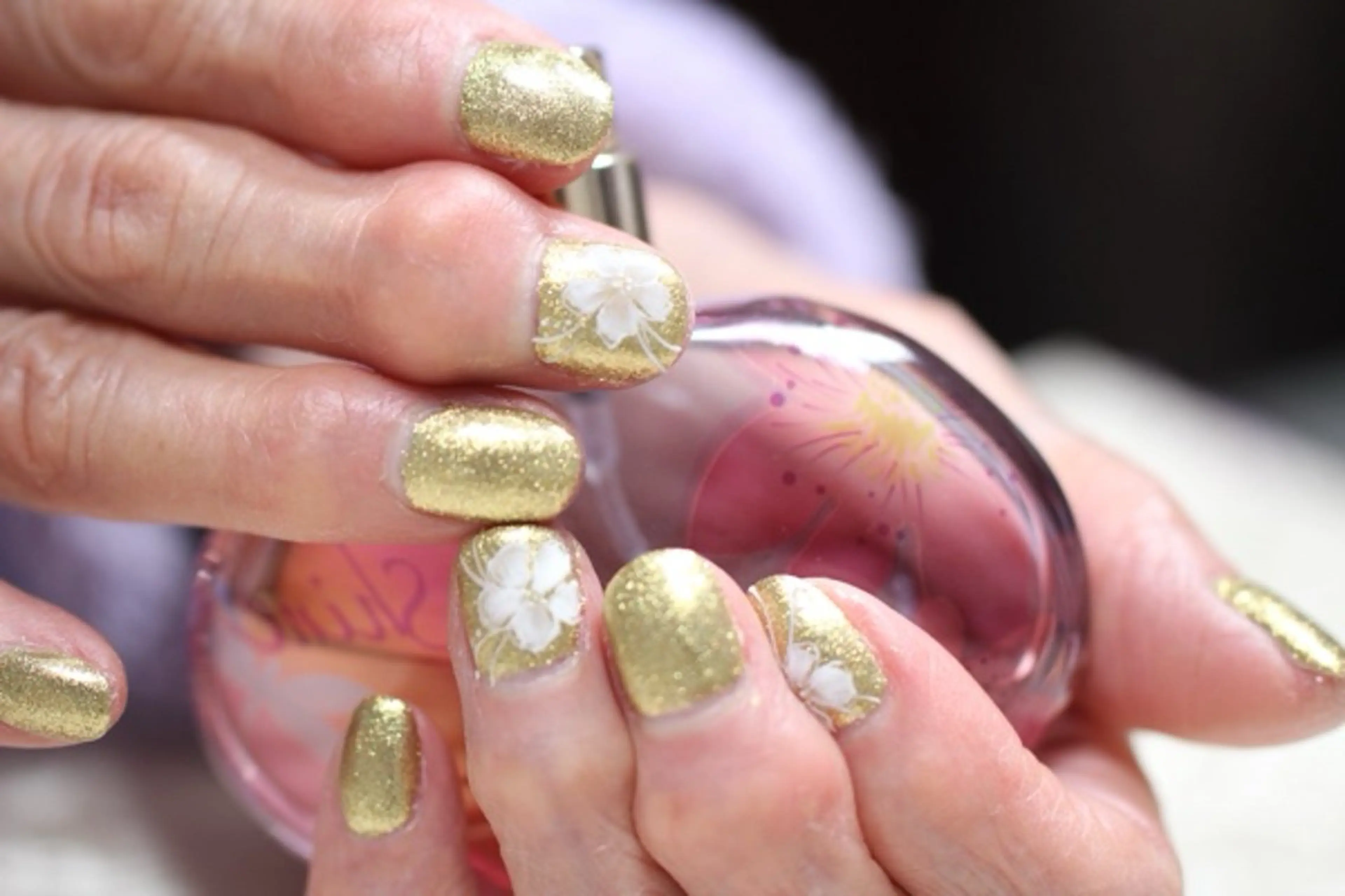 ネイル アートネイル フラワーネイル ジェルネイル ゴールド ラメ(グリッター) ママリンド　志村坂上店所属・しみ えんのネイルデザイン