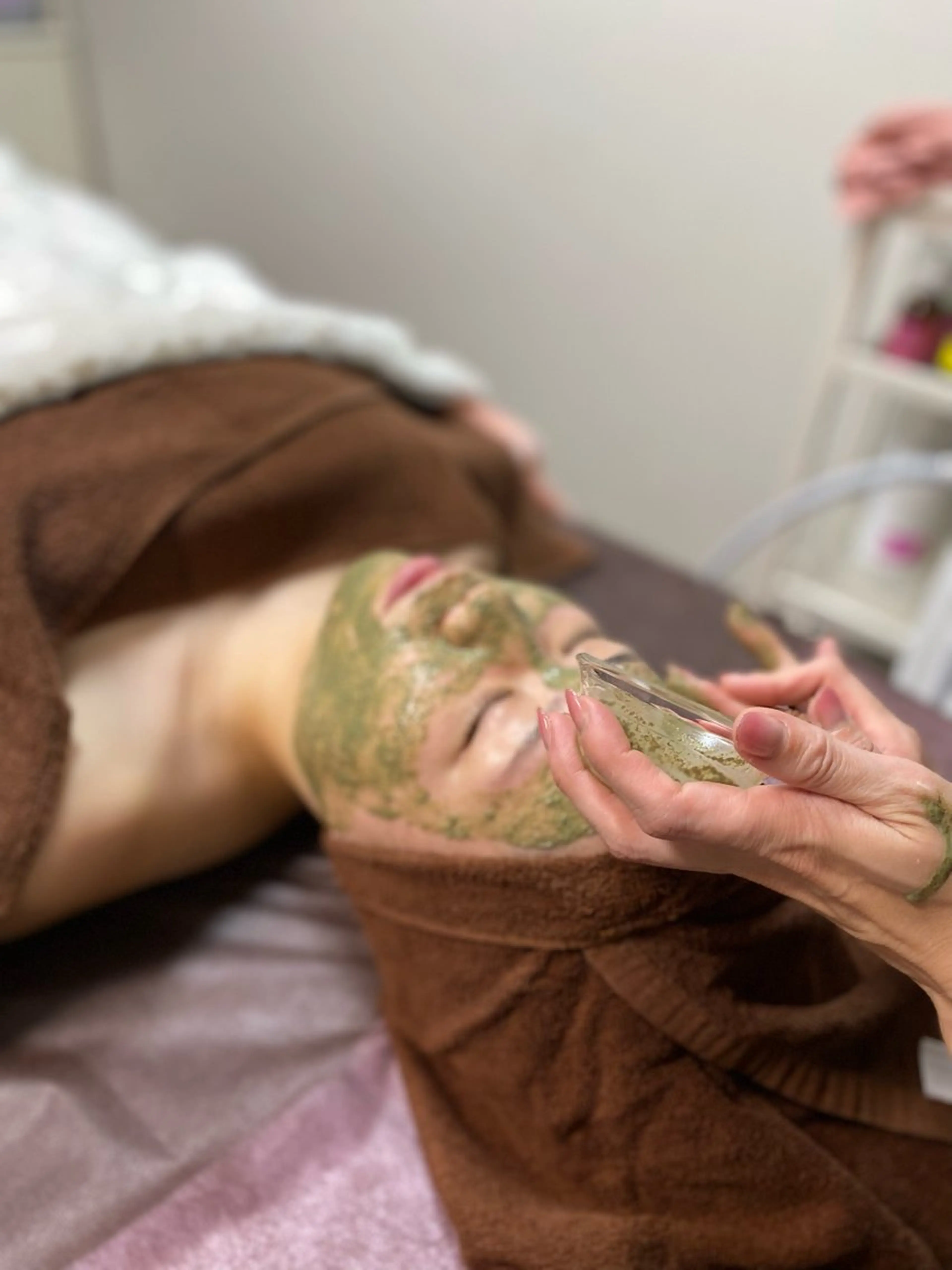 『ハーブピーリング』ニキビ、ニキビ跡、毛穴の開き、たるみを改善、肌の透明感、ツヤ、ハリ、弾力がアップ！［女性専用］の写真