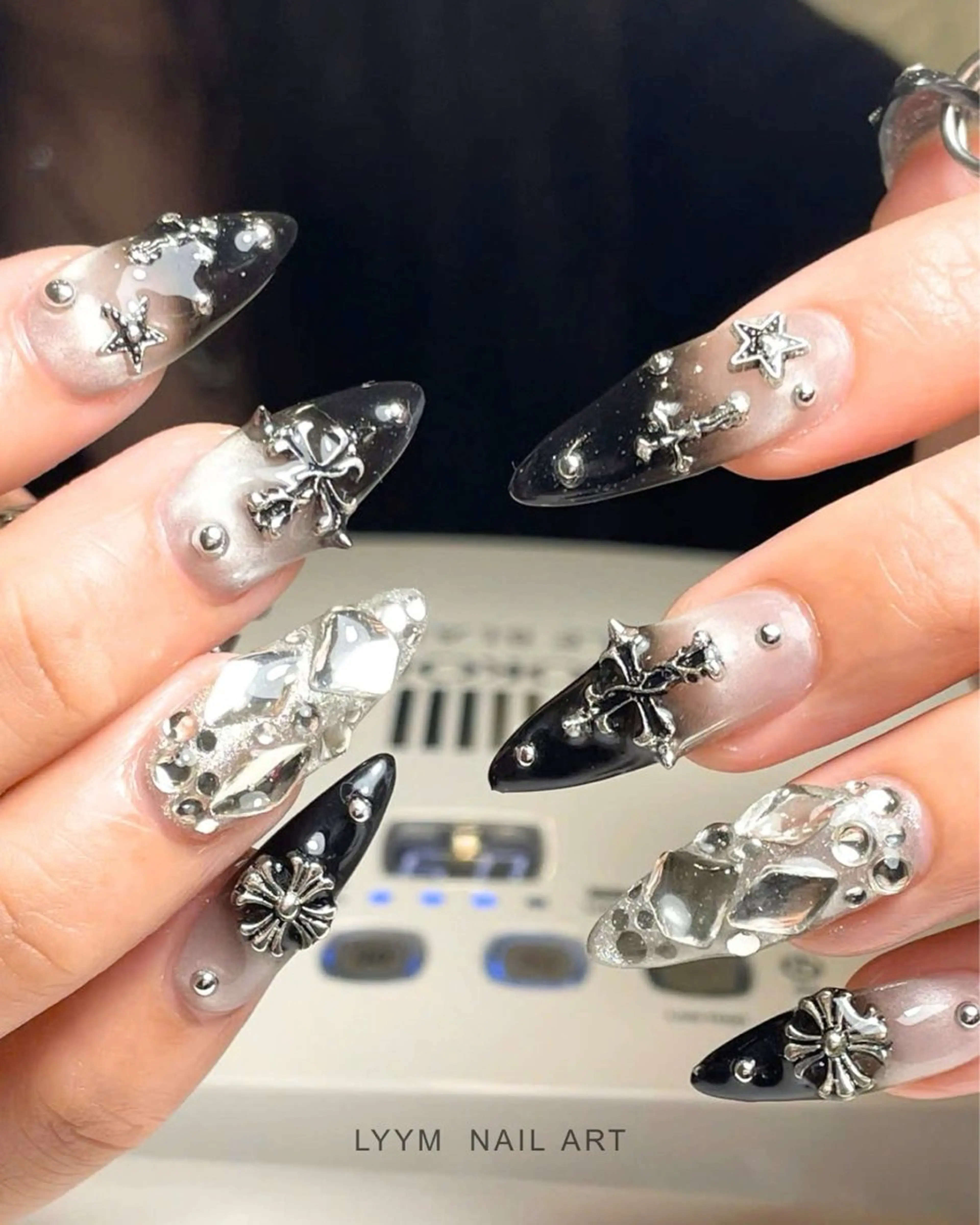 ネイル アートネイル 長さ出し 韓国ネイル シルバー ハンドネイル LYYM Salonのネイルデザイン