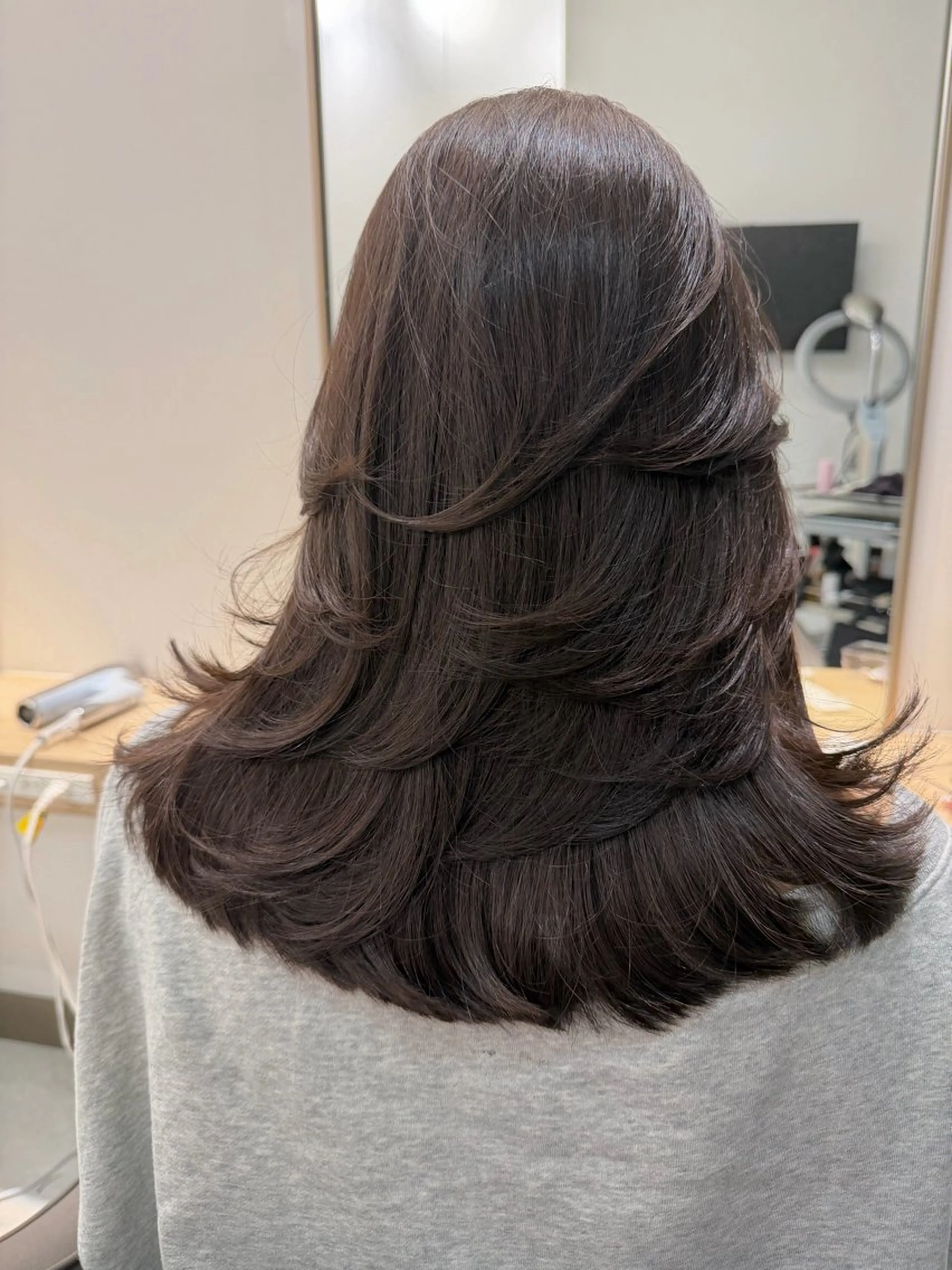 ミディアム カラー グレージュ オリーブグレージュ オリーブグレー レイヤーカット カット ヘアカラー 上品な大人レイヤー 🍀渋谷🍀濱口敬太のヘアスタイル