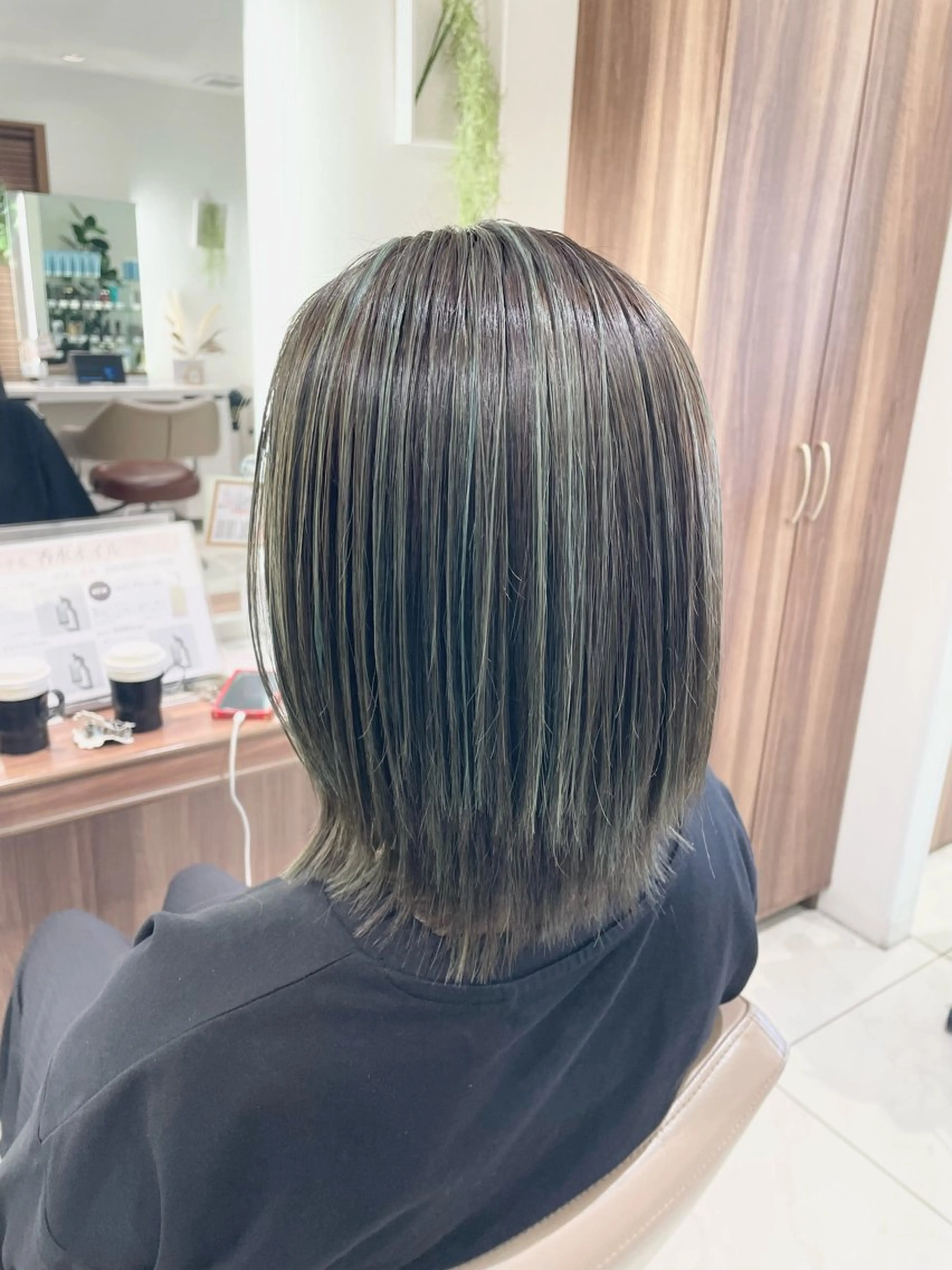 ミディアム カット ヘアカラー 清藤綾/脱白髪染め 白髪ぼかしハイライトのヘアスタイル