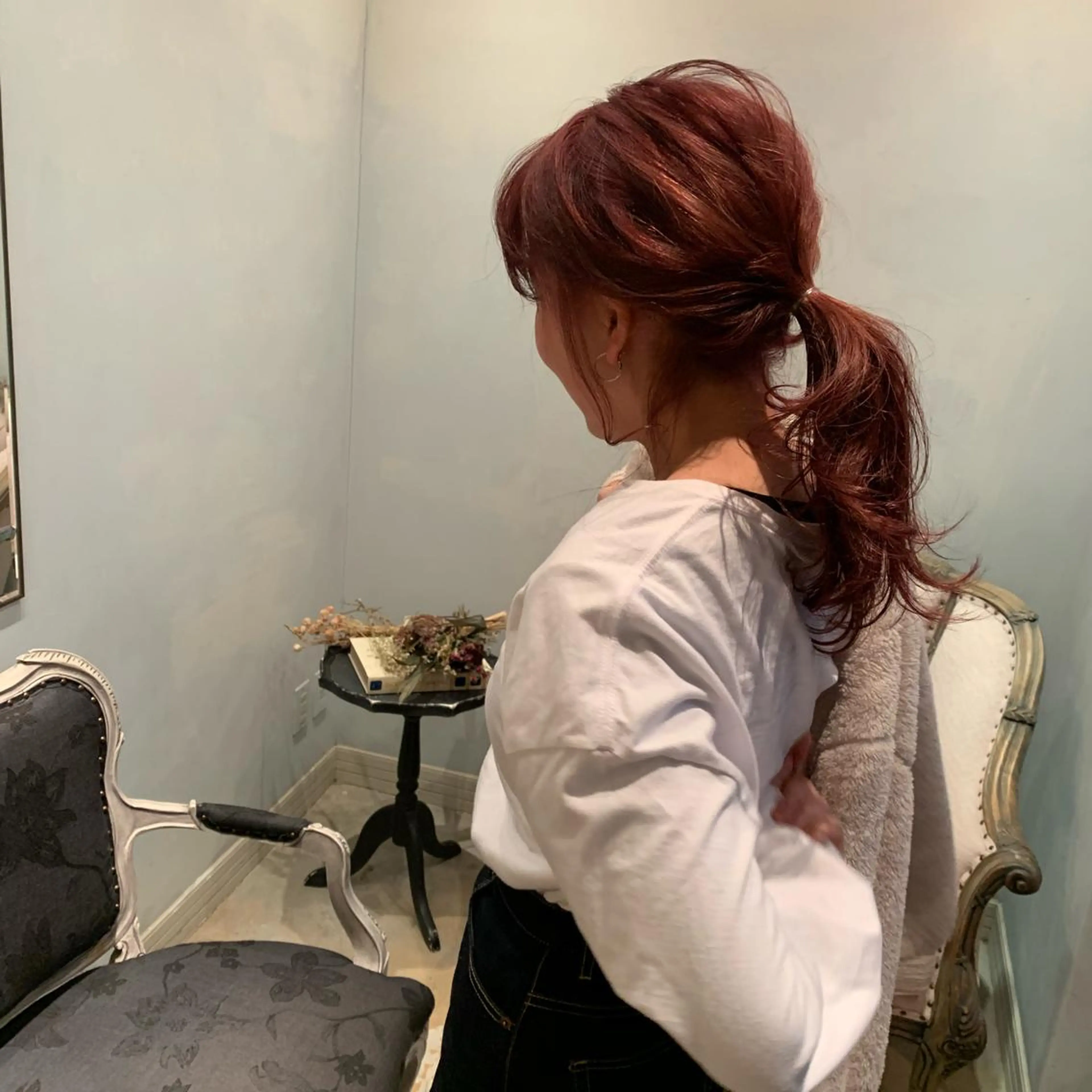 ロング SAKINO． ベージュカラーのヘアスタイル