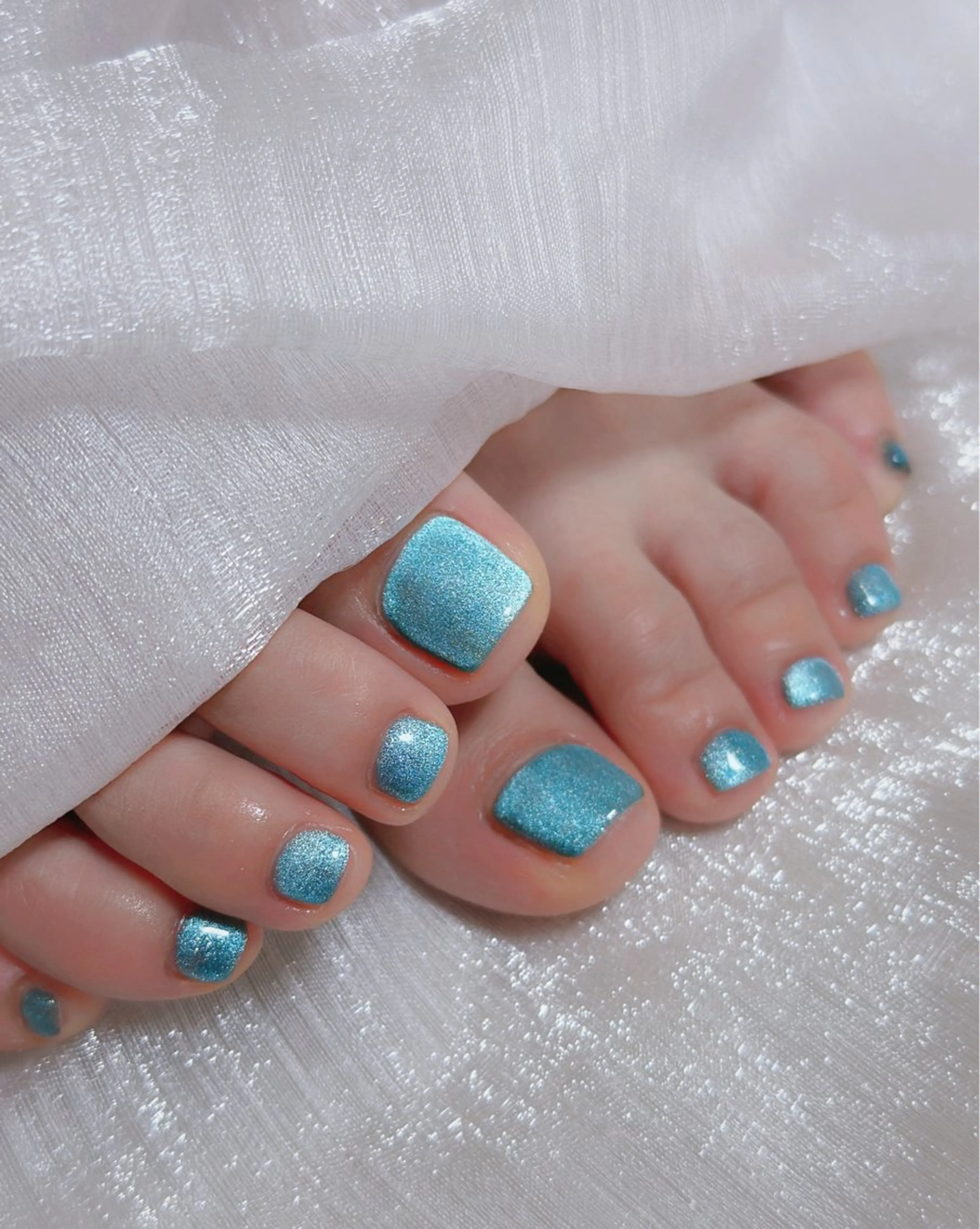 ネイル オーロラネイル 長さ出し フットネイル ラメ(グリッター) ラメグラデーション フットネイル 👍thumbs up nail👍のネイルデザイン