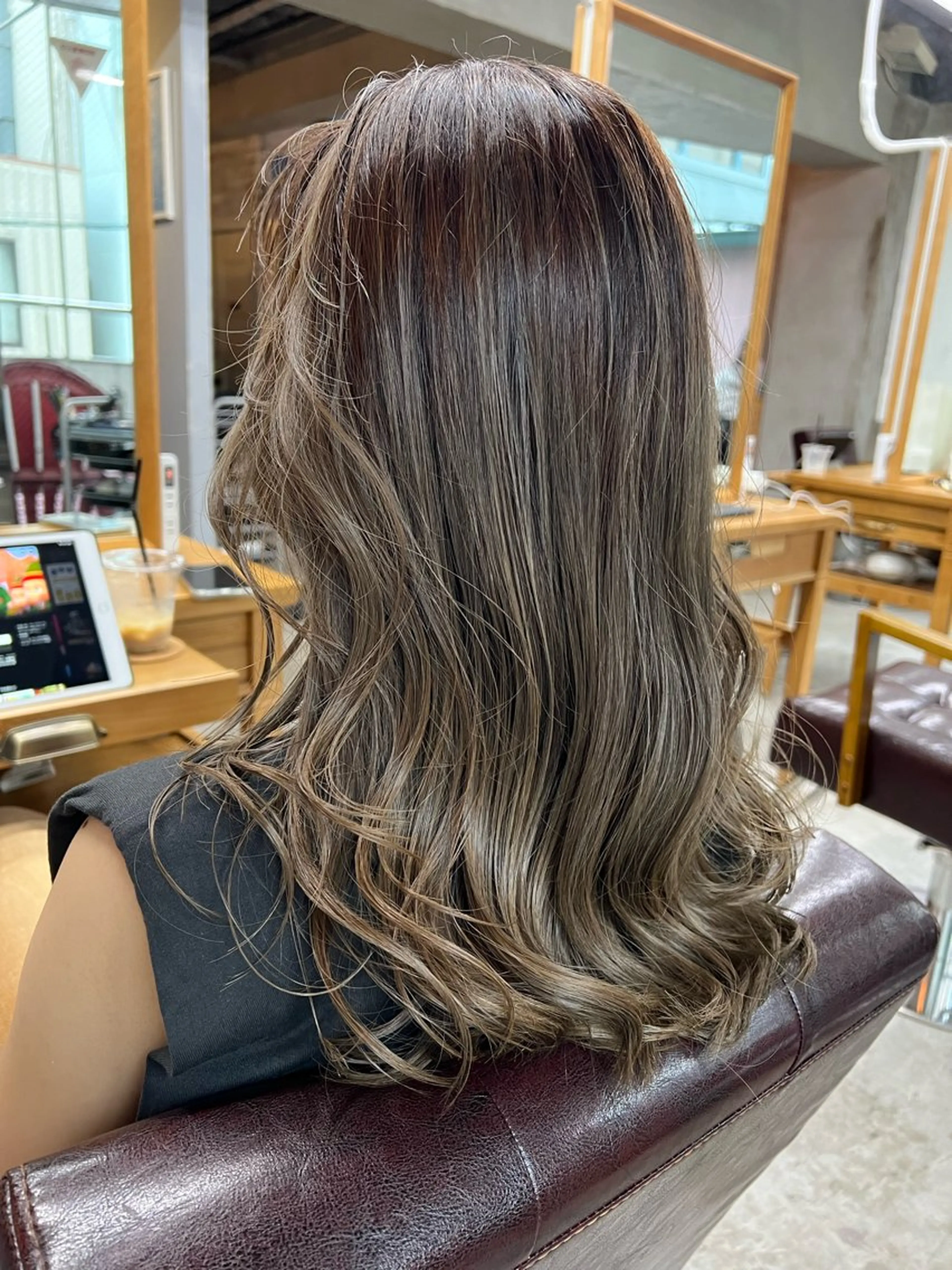 カラー 秋山 美奈のヘアスタイル