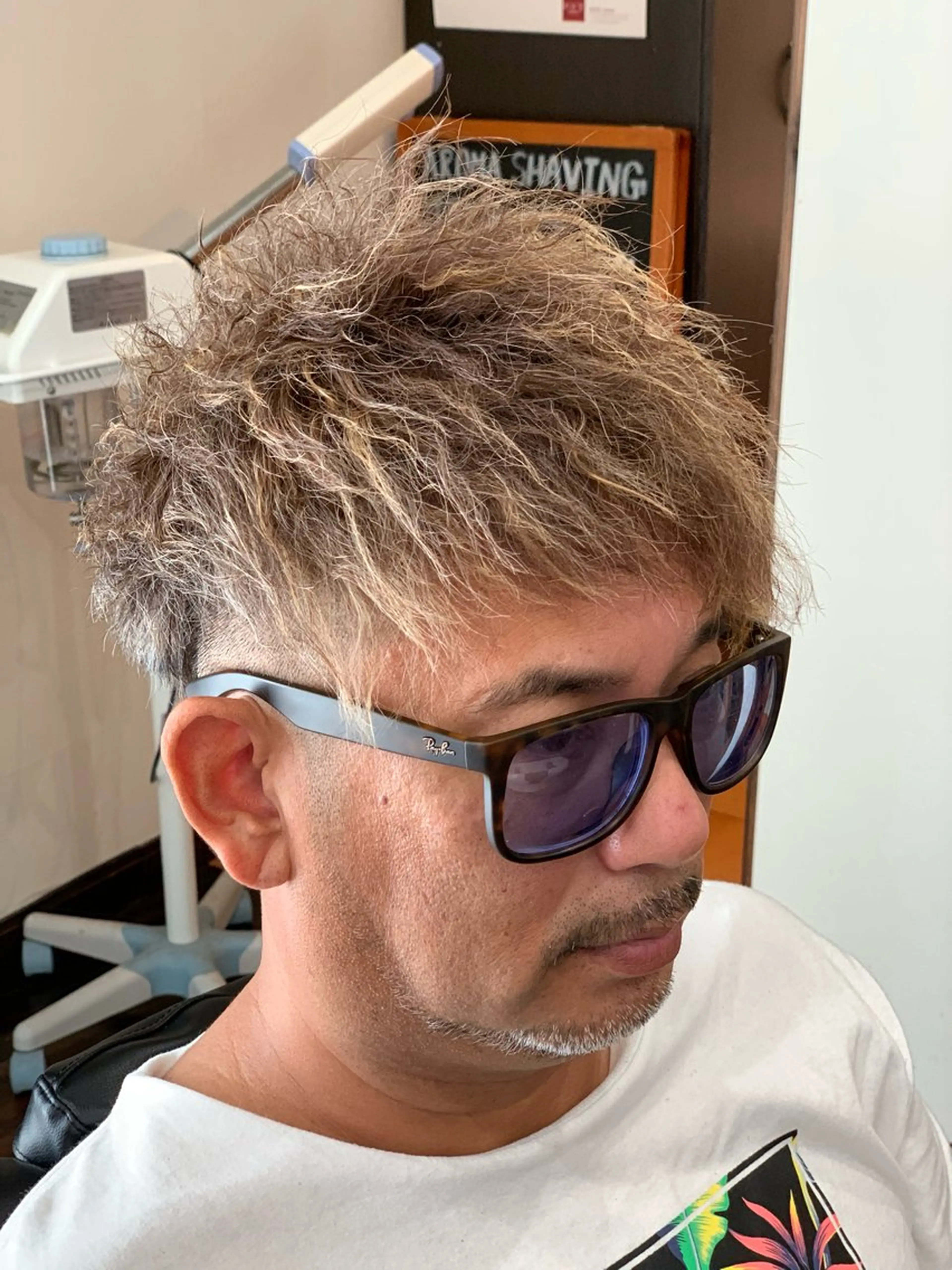 ショート カラー パーマ メンズ メンズブリーチ メンズハイトーン ベージュカラー ブリーチ ハイトーンカラー 早川 太貴のヘアスタイル