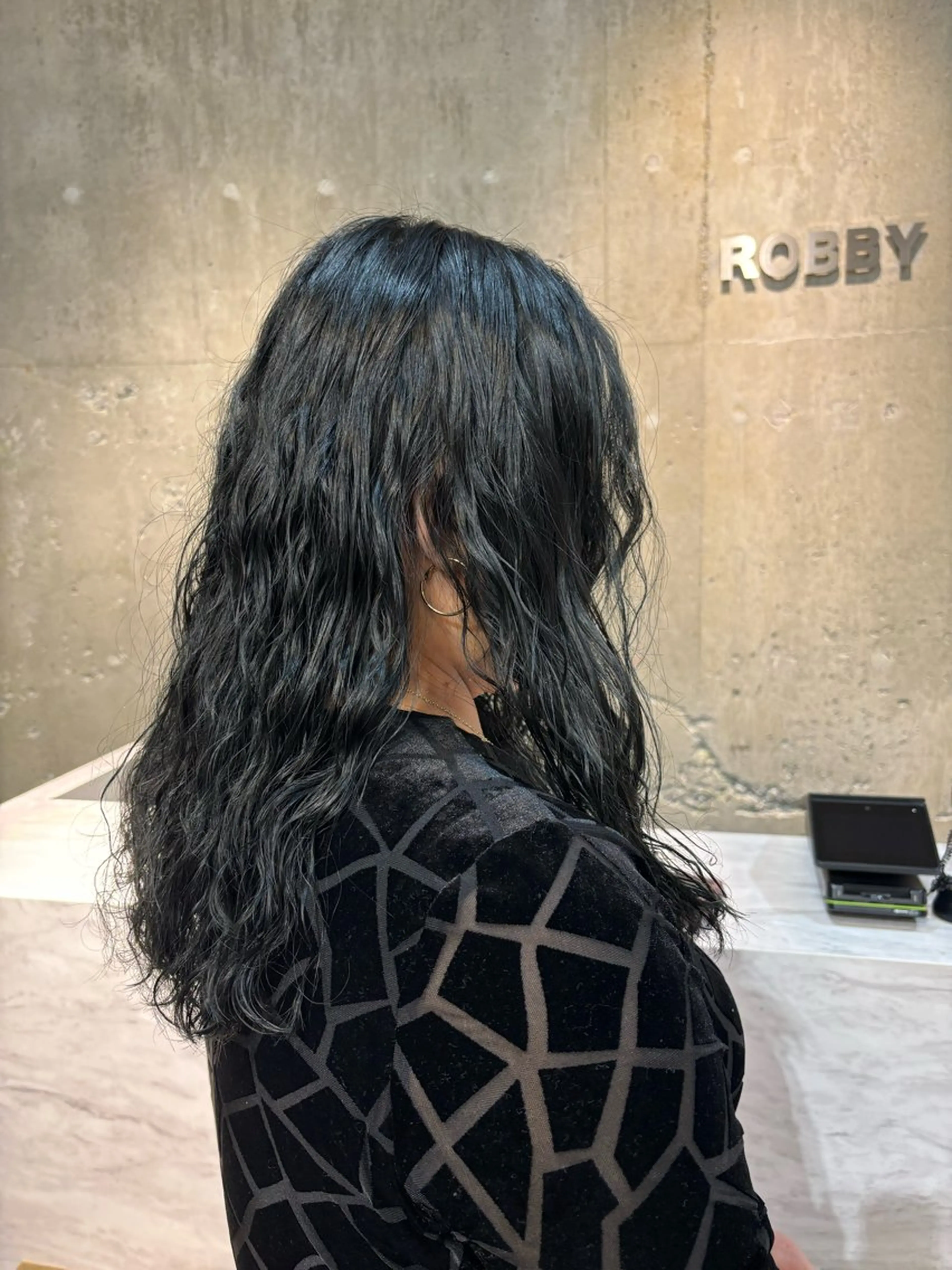 ロング カラー 黒髪 ブルーカラー ブルーブラック ショートパーマ 🫧ちひろ🫧のヘアスタイル