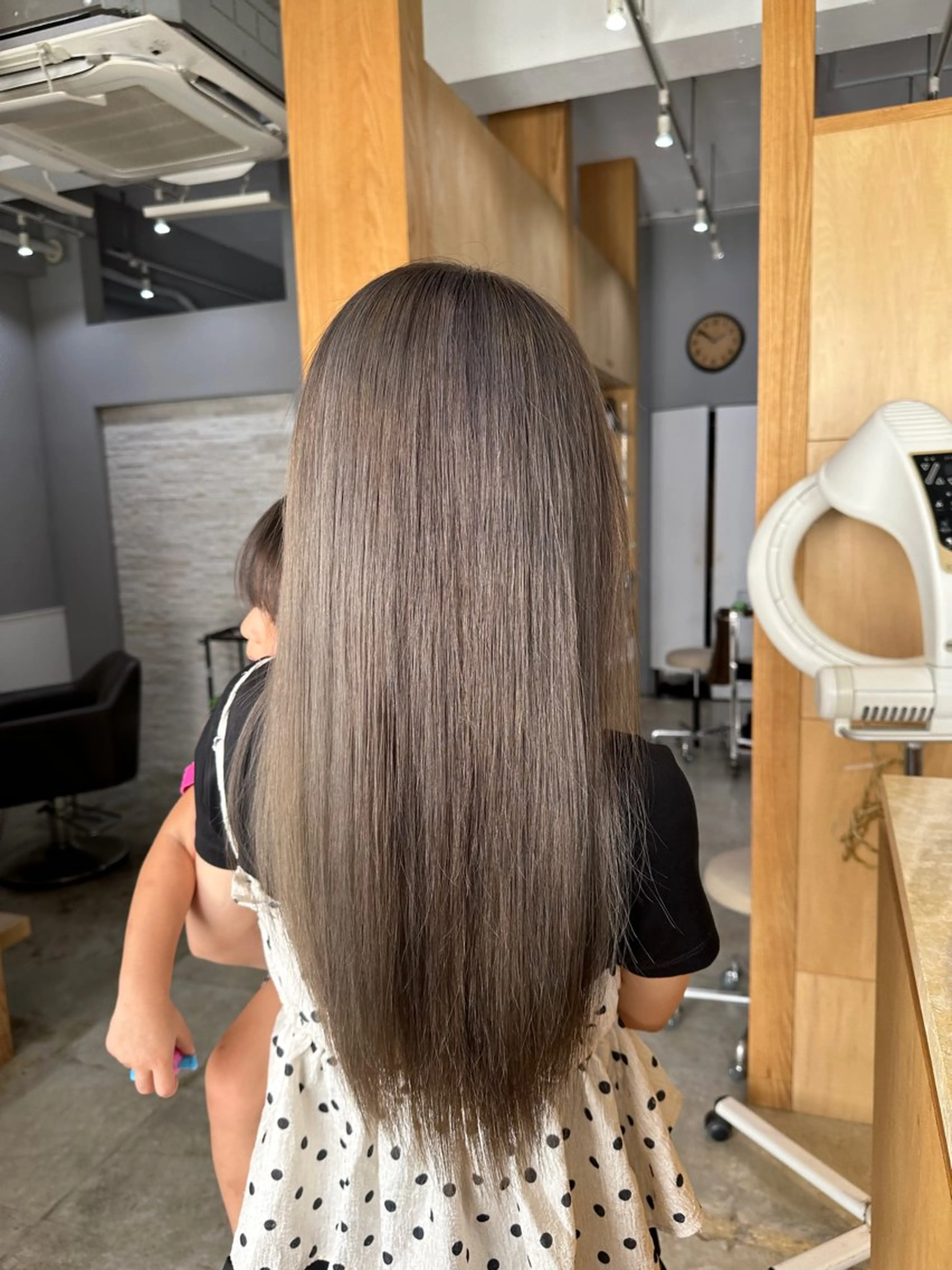 ミディアム miloc MOMOKAのヘアスタイル