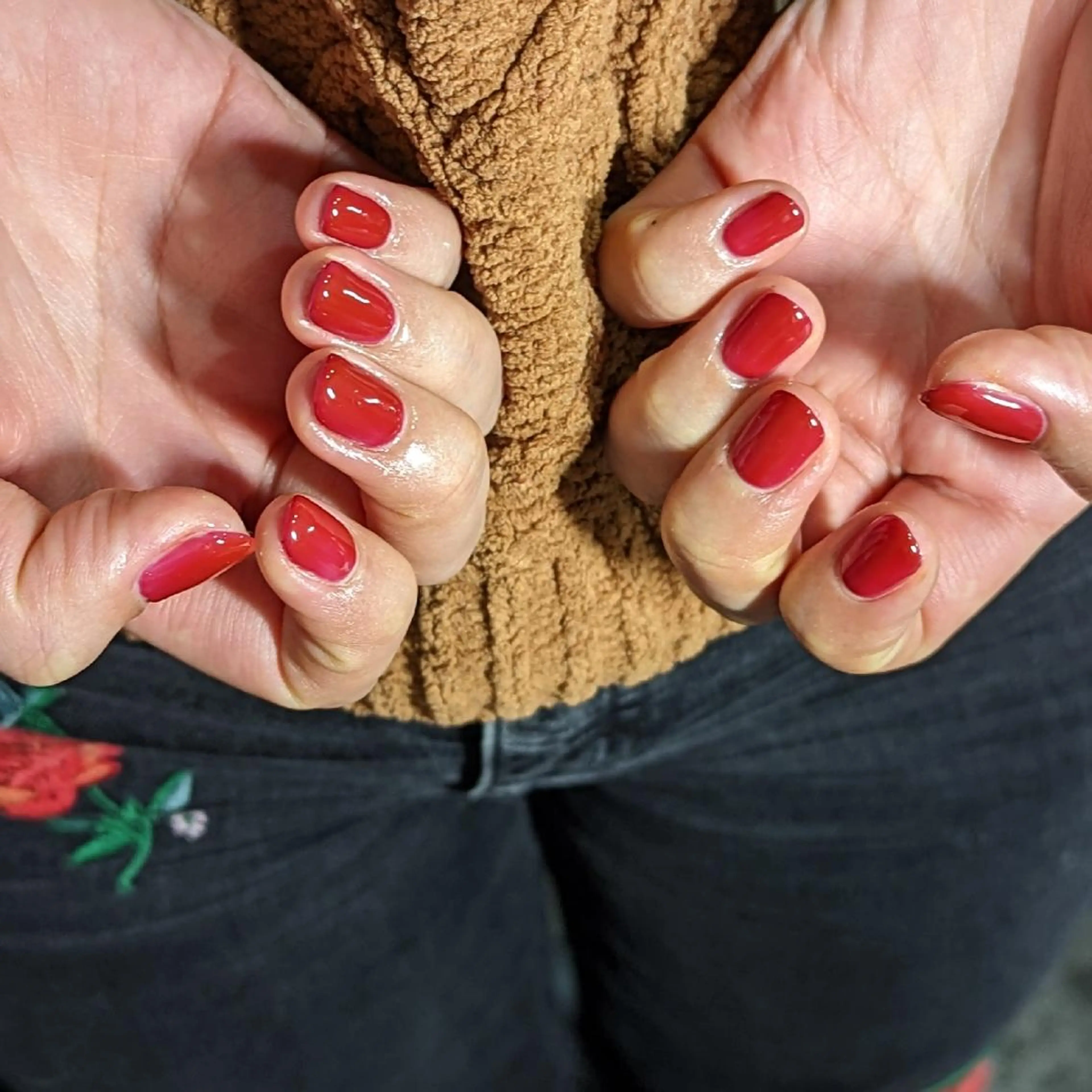 ネイル 赤色 ナリタ・ マミのネイルデザイン