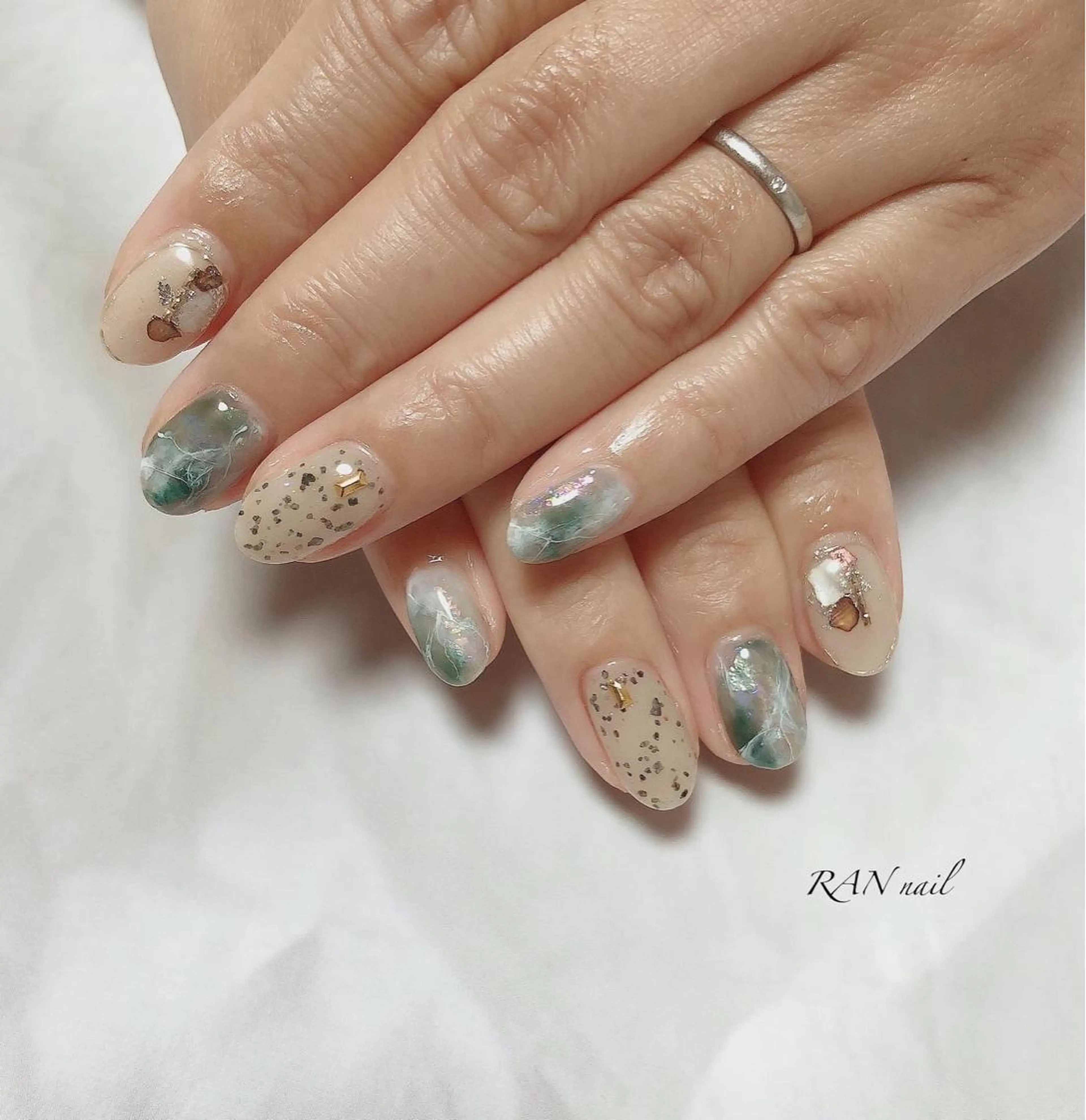 ネイル オーロラネイル ジェルネイル グリーン ニュアンスネイル オフィスネイル RAN nailのネイルデザイン