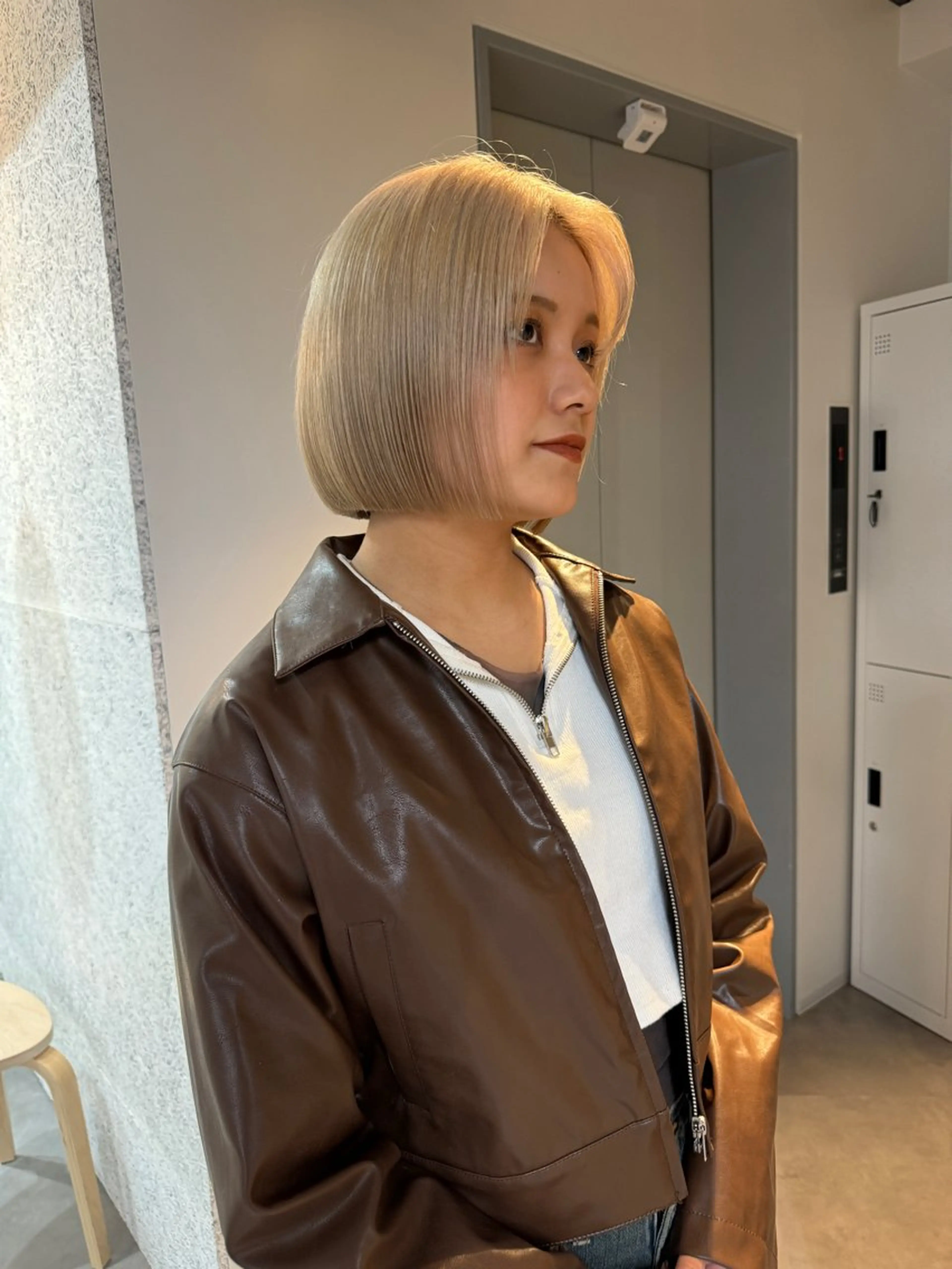 ミディアム カラー 切りっぱなしボブ レイヤー/縮毛矯正のヘアスタイル