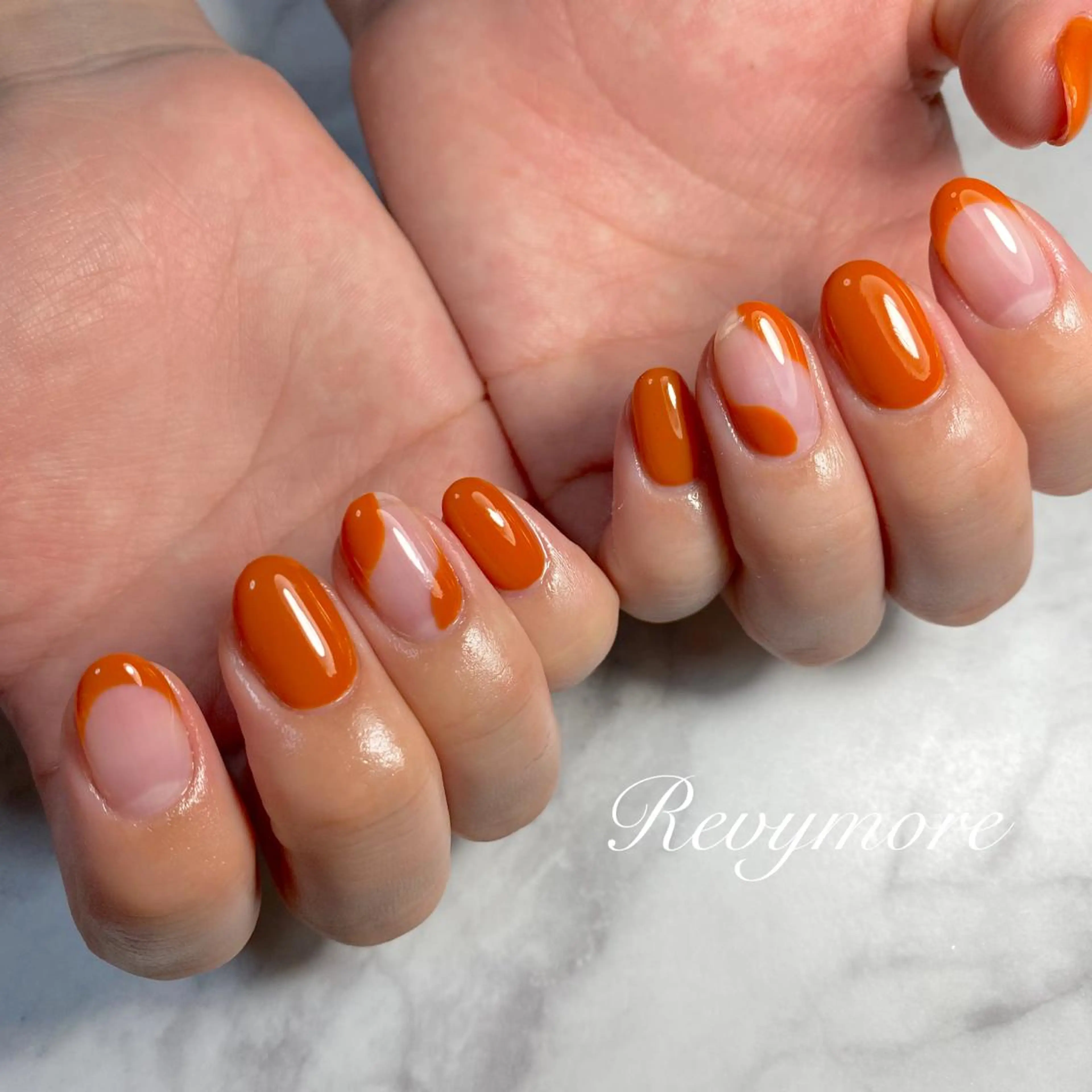 ミディアム ネイル 韓国風ヘア フレンチネイル ジェルネイル キラキラネイル 韓国ネイル nail salon Revymoreのネイルデザイン