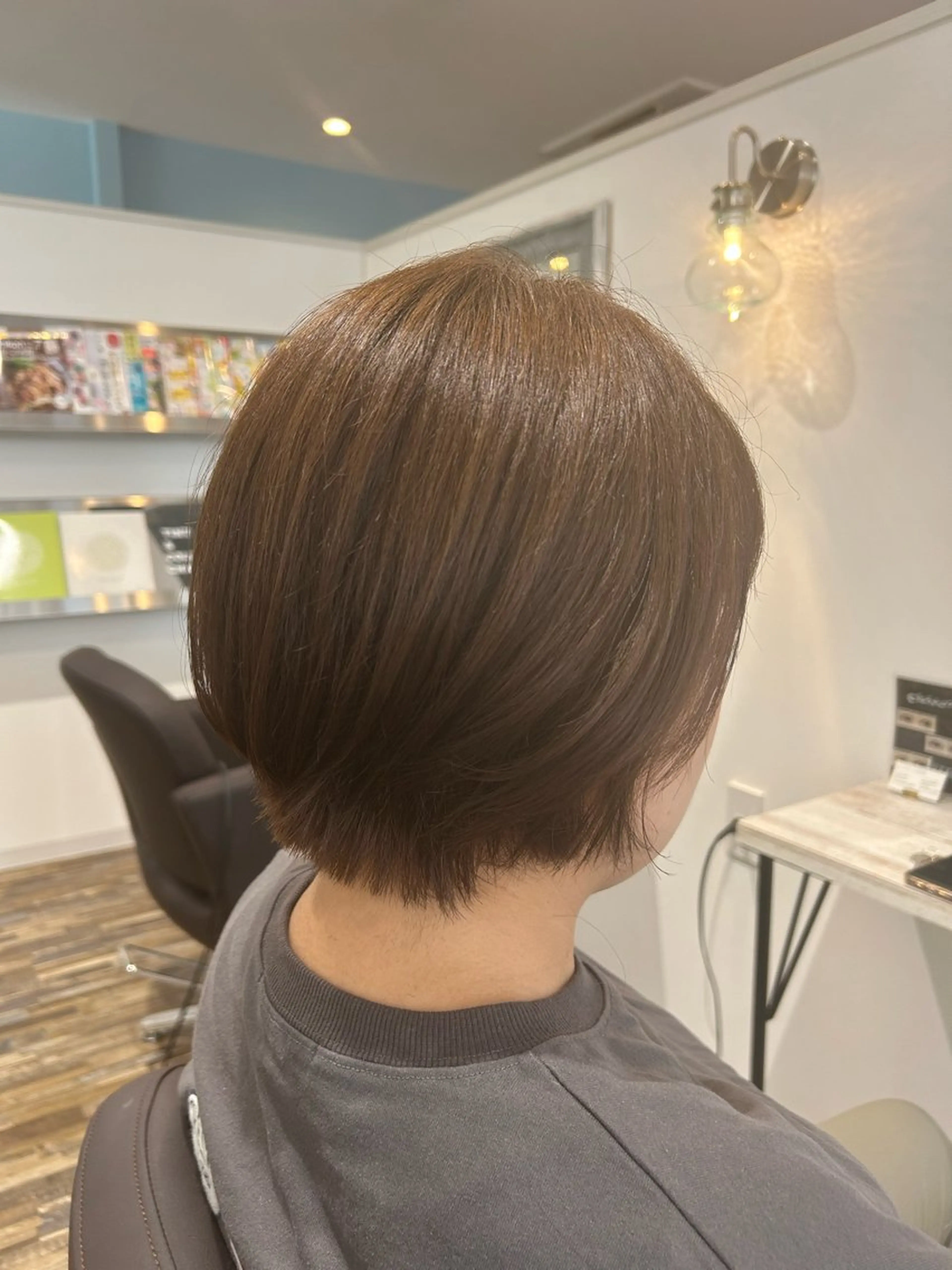 ショート カラー ショートボブ アッシュ エドルカラー ボブ くせ毛 高木 瑶子のヘアスタイル