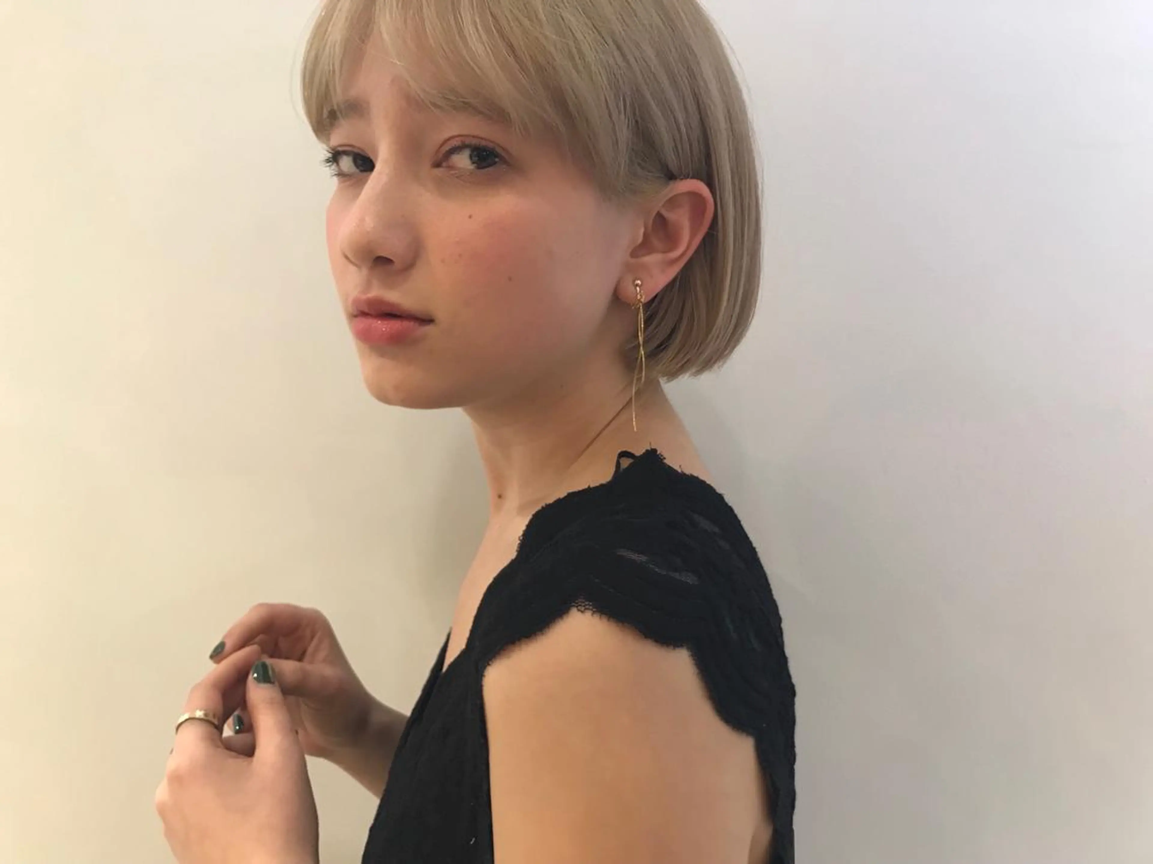 ショート カラー ブロンド ハイトーンカラー ヘアカラー トリートメント ヒロミ/アレンジ/ アンニュイ/透け感のヘアスタイル