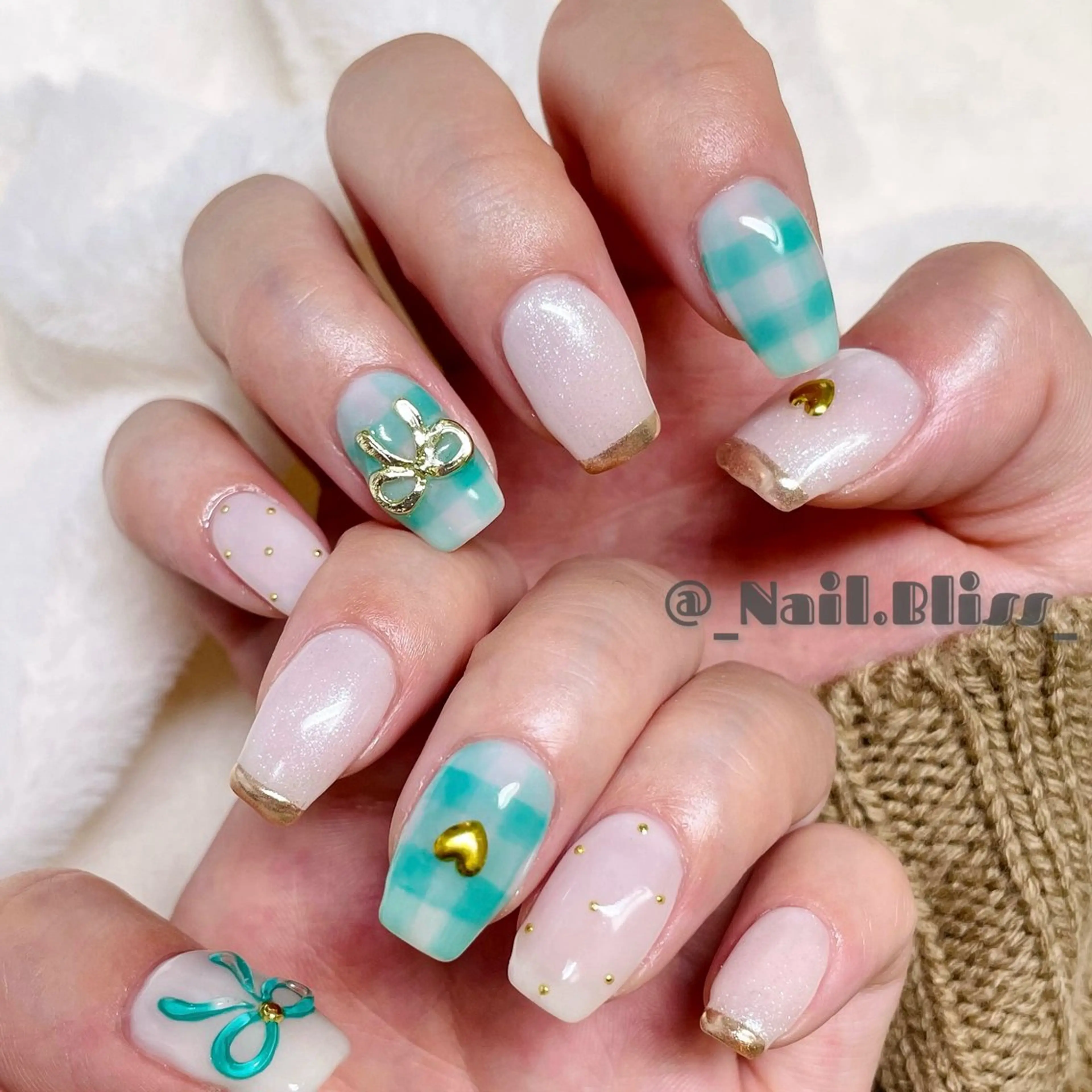 ネイル ゴールド グリーン リボン ハンドネイル NAIL BLISSのネイルデザイン