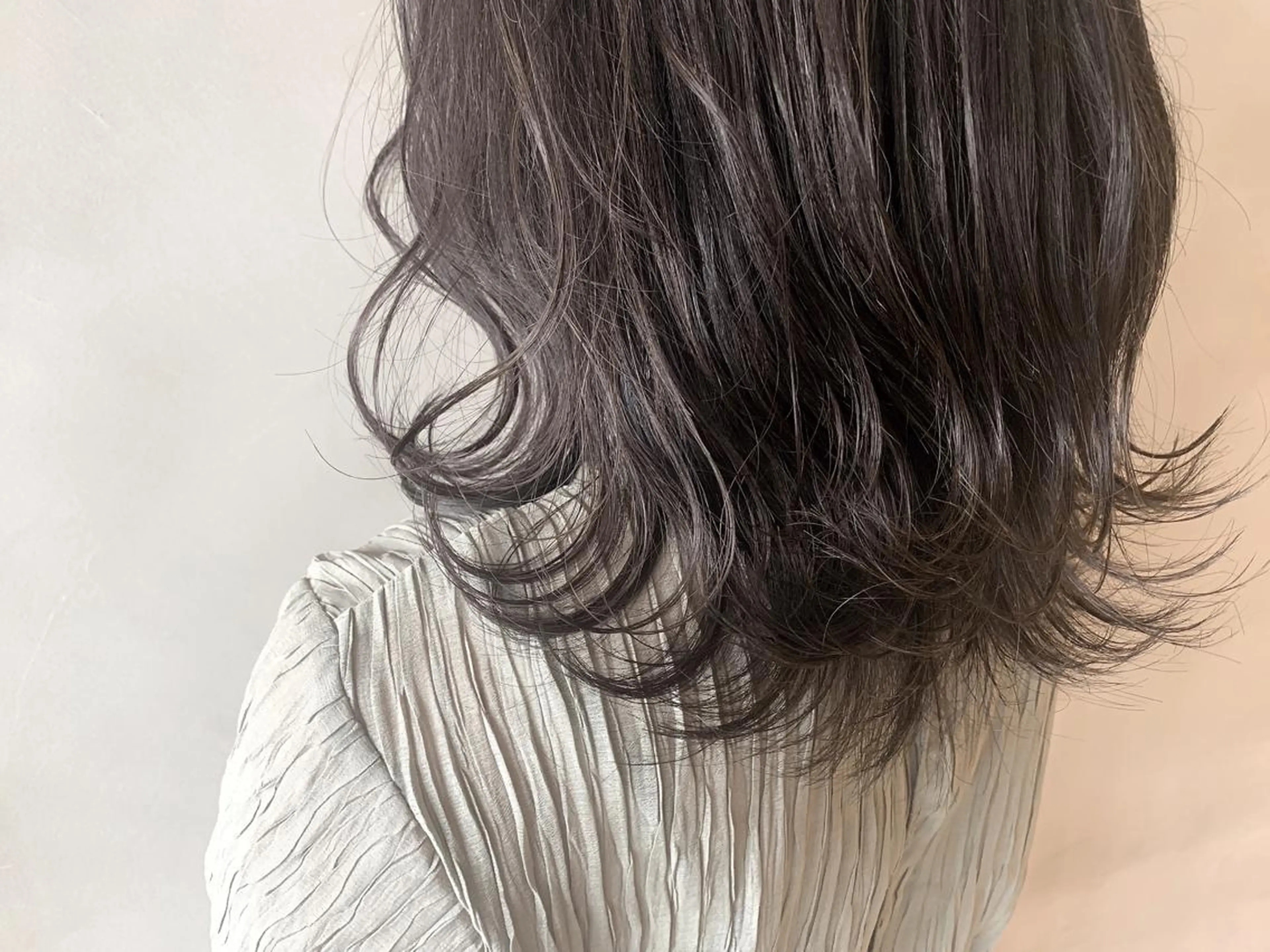 ミディアム カラー ヘアアレンジ ネイル マツエク・マツパ ミディアムパーマ アッシュ バレイヤージュ ベージュカラー 透明感カラー カット ヘアカラー 夜23時まで予約🉑 reverieあきらのヘアスタイル