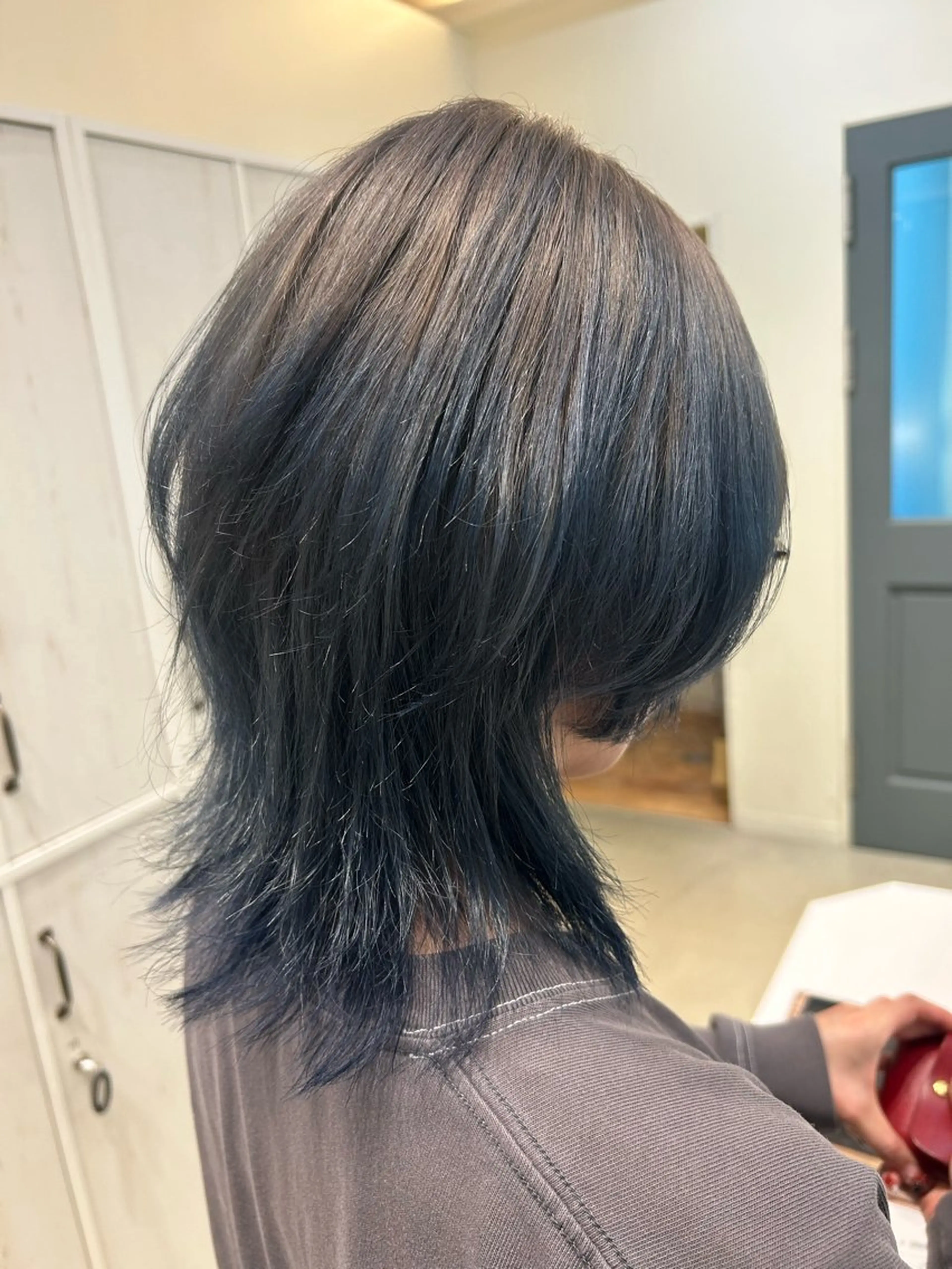 ミディアム カラー ブリーチ シルバー ウルフカット カット ヘアカラー トリートメント 後藤 由希のヘアスタイル